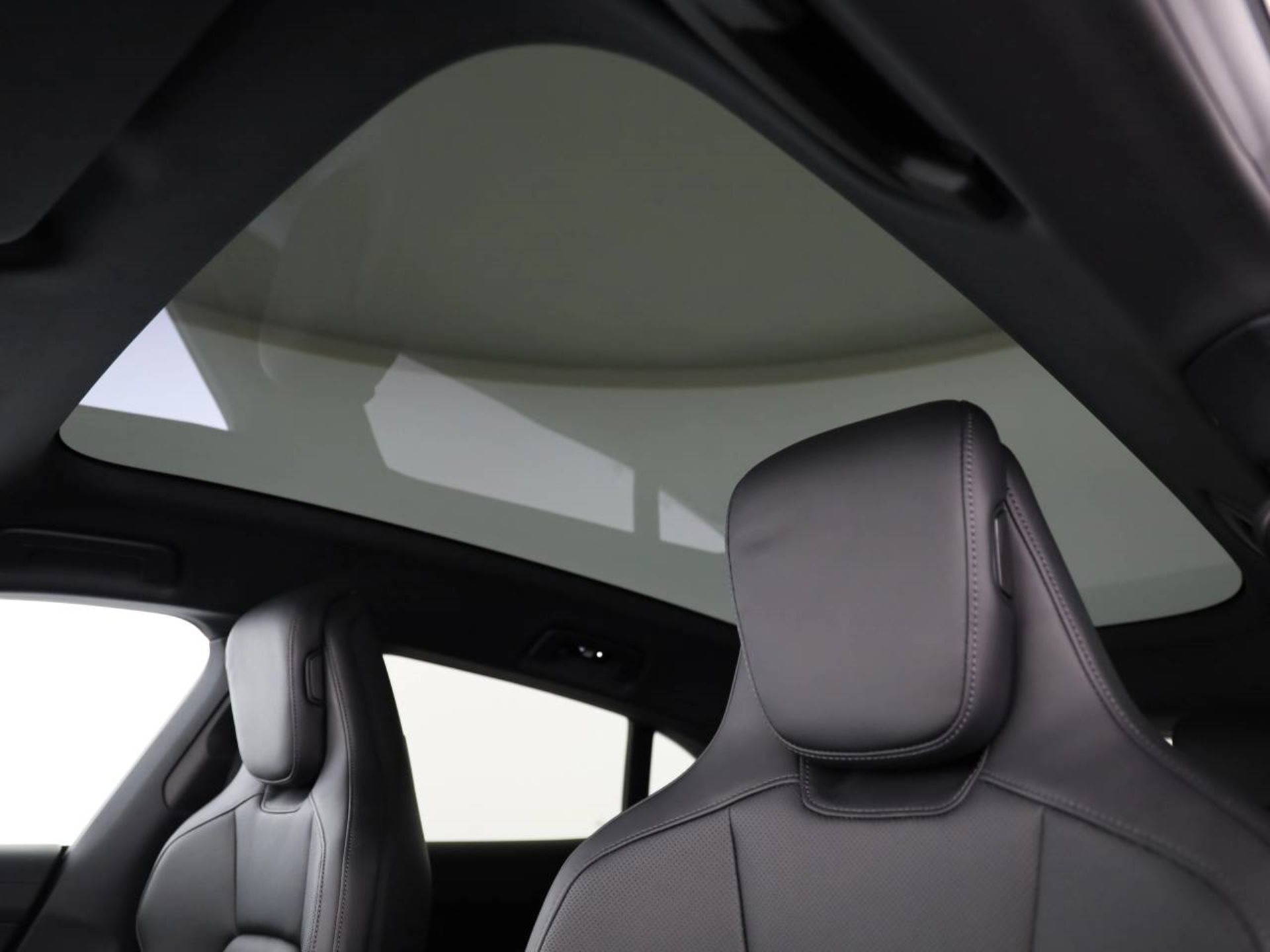 PORSCHE Taycan 4 Cross Turismo-image-4