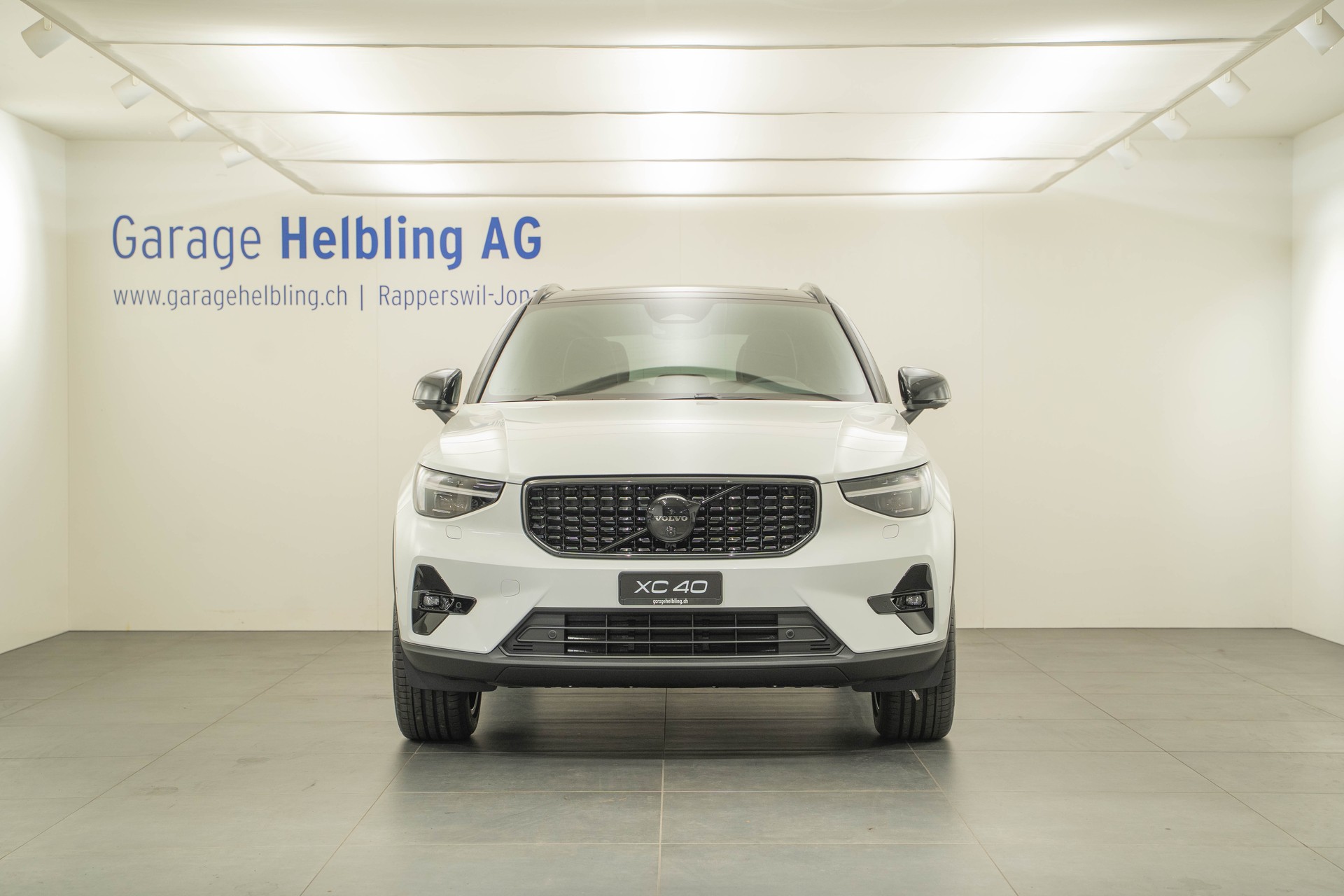 VOLVO XC40 2.0 B4 MH Black Edition-image-1