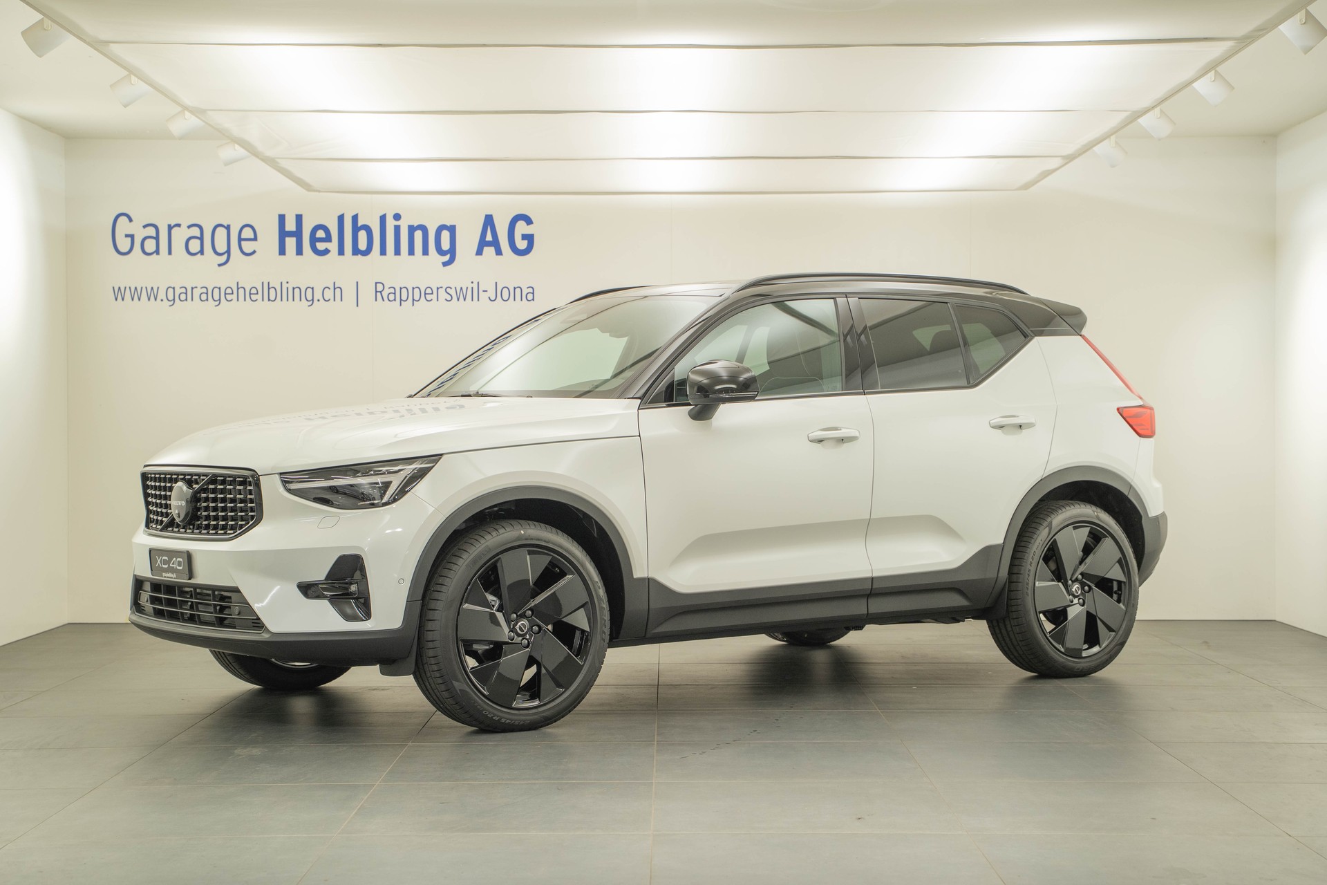 VOLVO XC40 2.0 B4 MH Black Edition-image-0