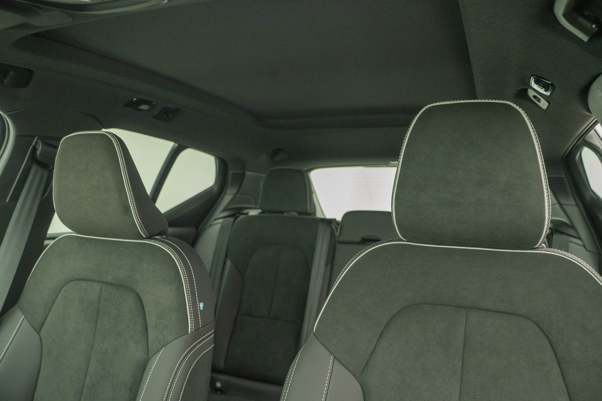 VOLVO XC40 2.0 B4 MH Black Edition-image-9