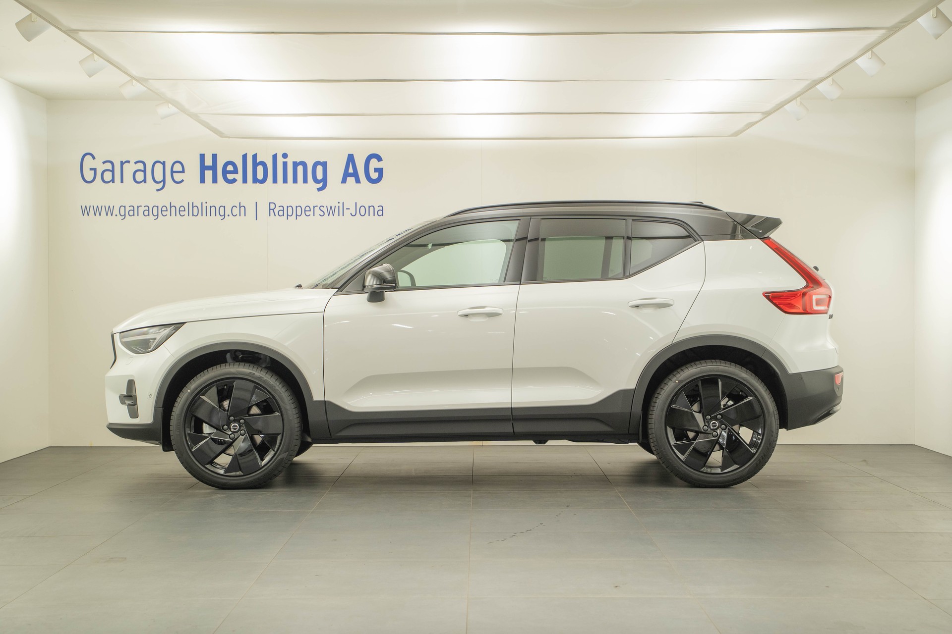 VOLVO XC40 2.0 B4 MH Black Edition-image-2