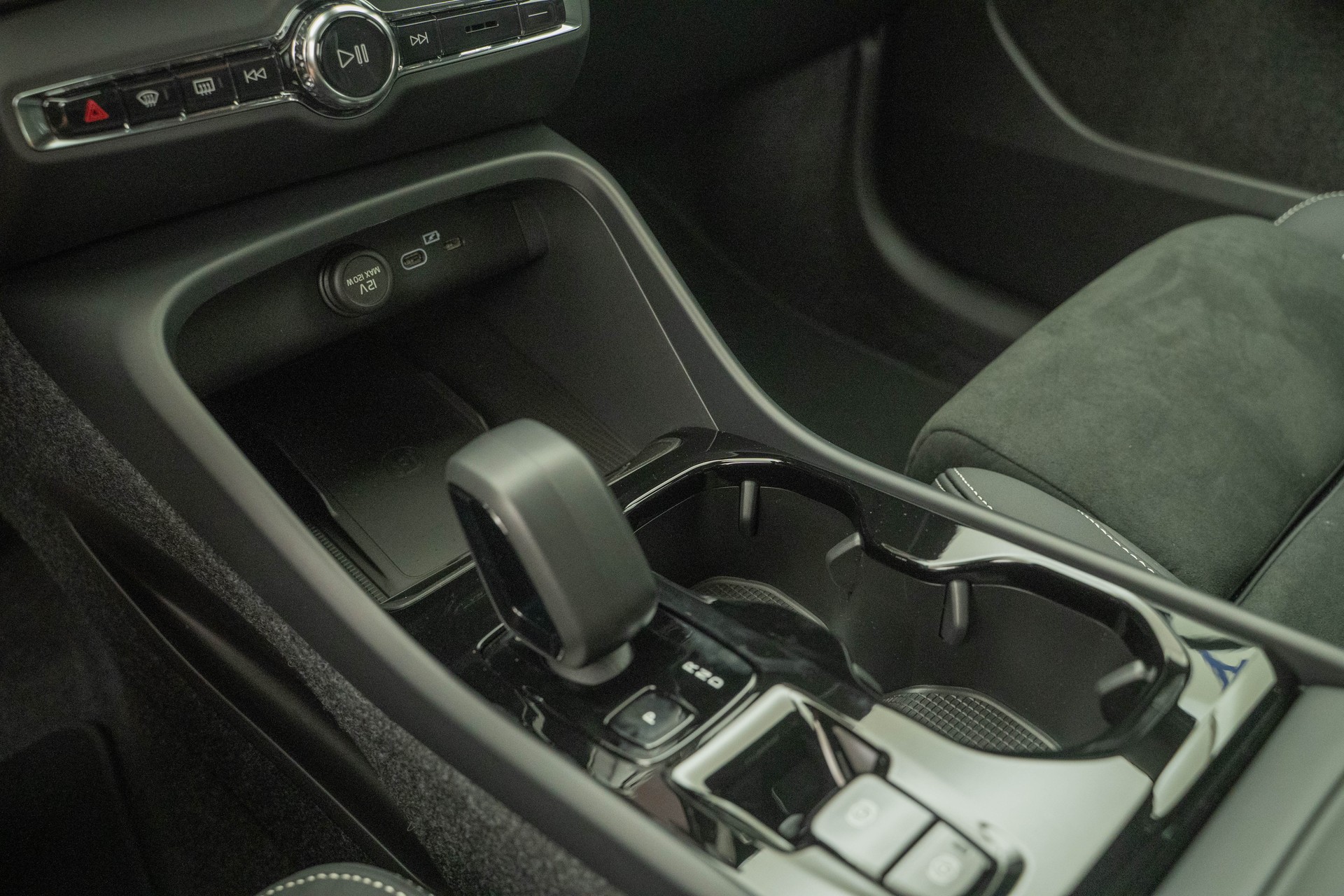 VOLVO XC40 2.0 B4 MH Black Edition-image-13