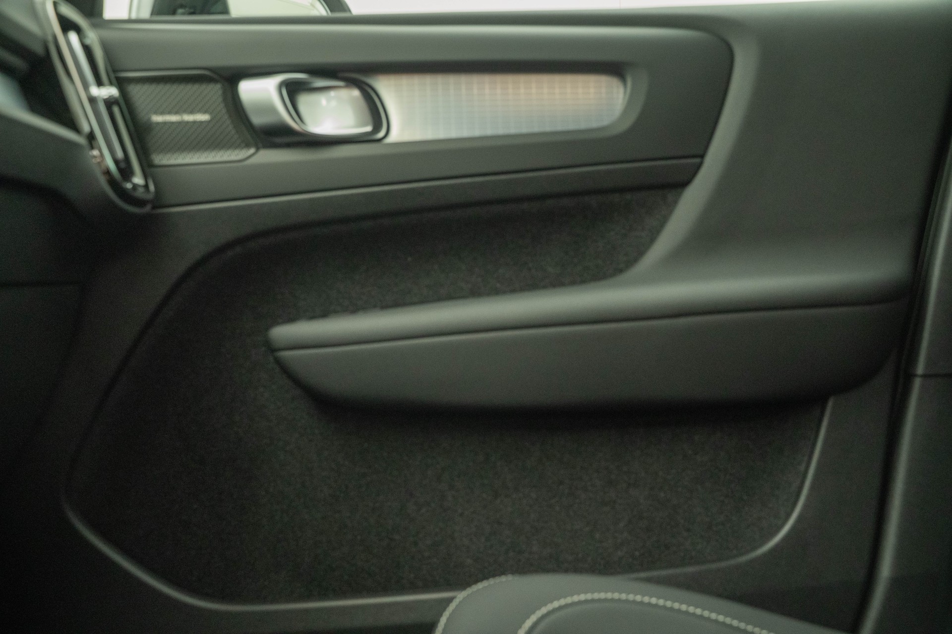 VOLVO XC40 2.0 B4 MH Black Edition-image-10