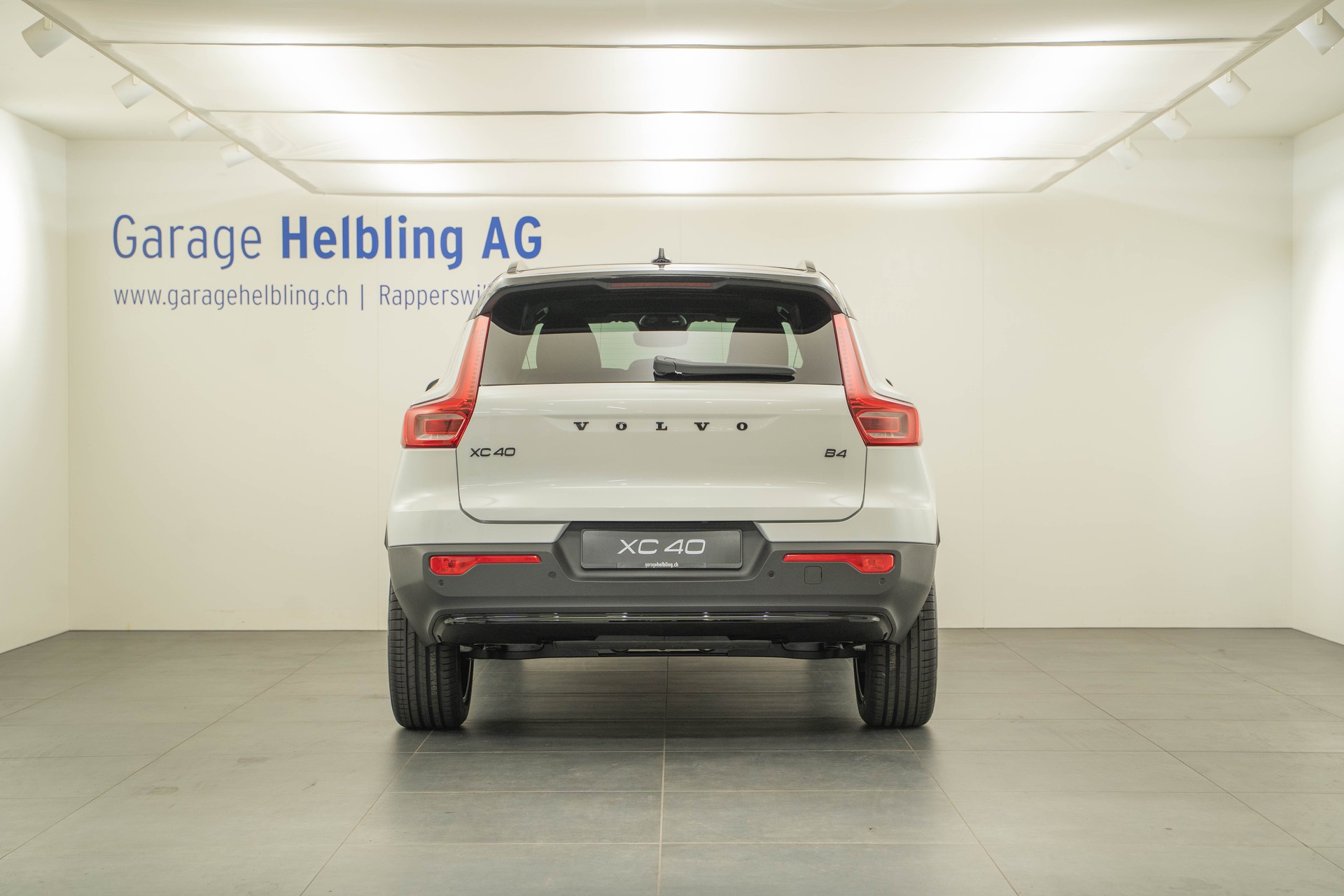 VOLVO XC40 2.0 B4 MH Black Edition-image-3