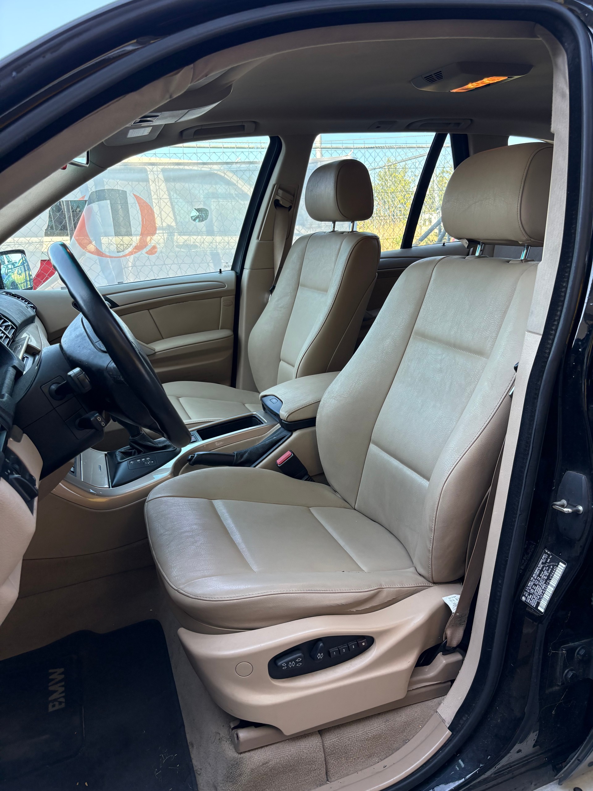 BMW X5 3.0i-image-11