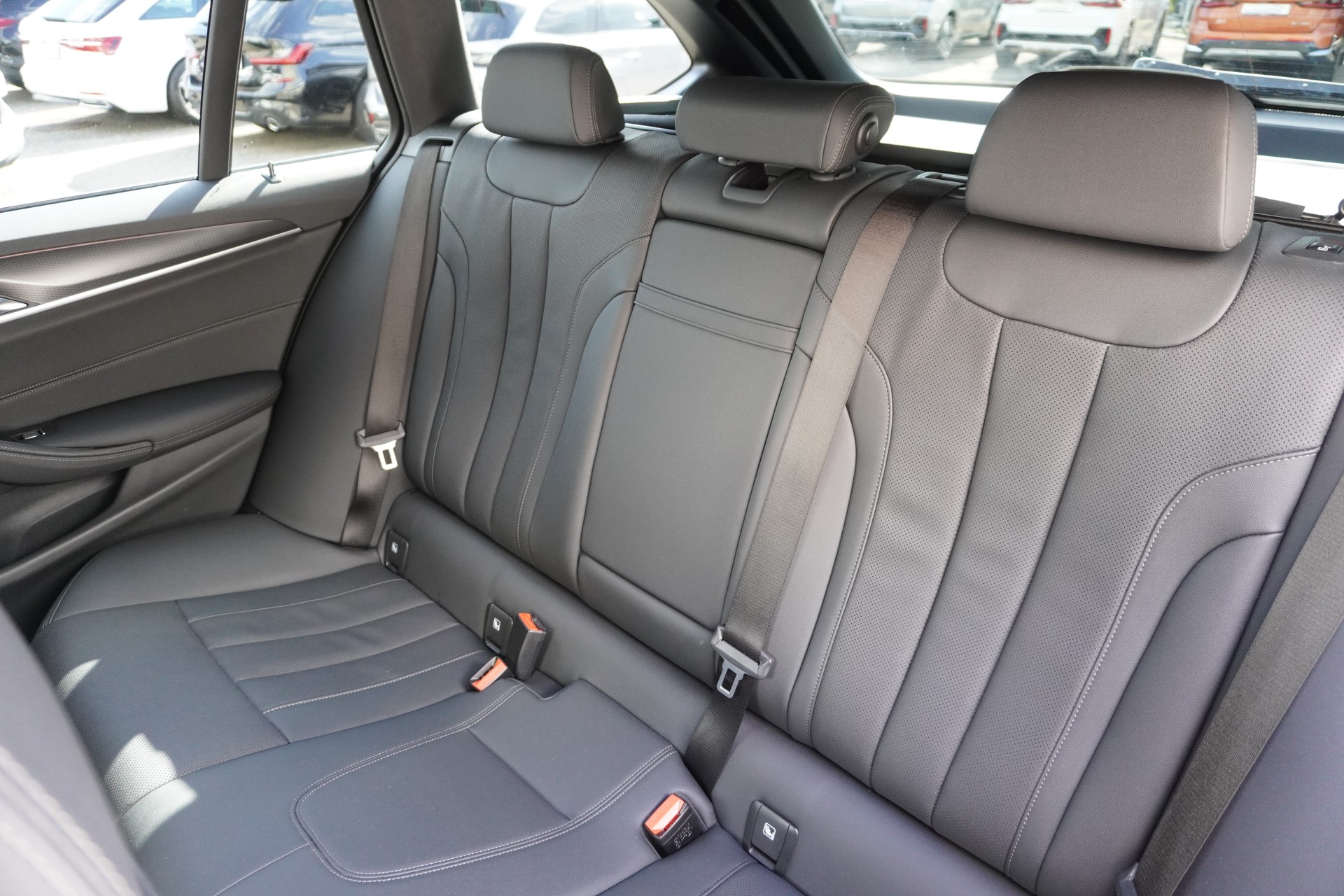 BMW 530d xDrive 48V Touring M Sport Steptronic-image-12