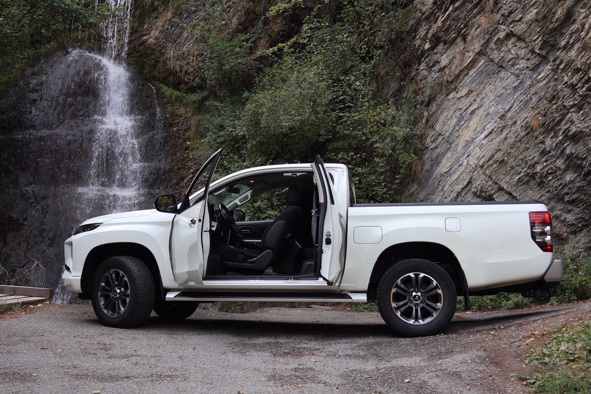 MITSUBISHI L 200 2.2 Style Club Cab-showroom-element-2