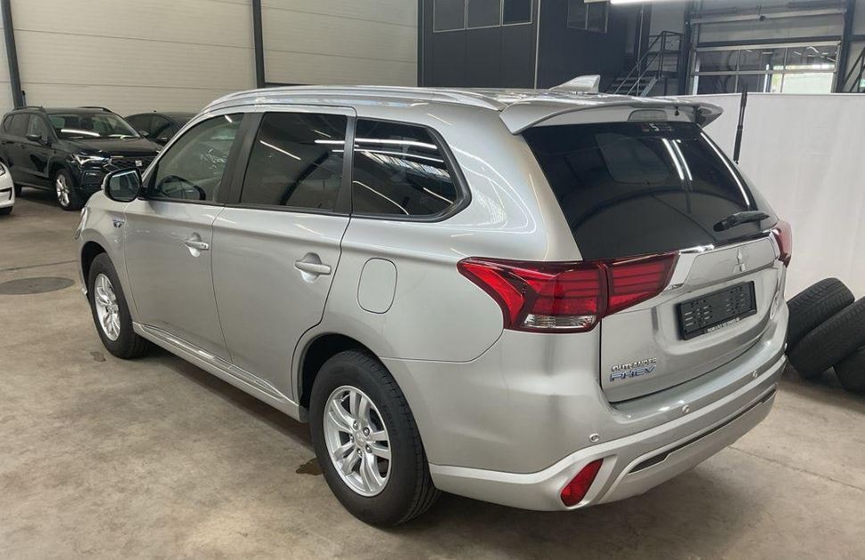 MITSUBISHI Outlander 2.4 PHEV Value 4WD Automatic-image-2