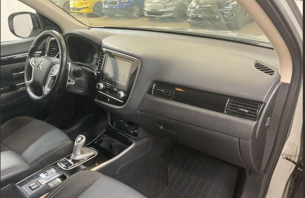 MITSUBISHI Outlander 2.4 PHEV Value 4WD Automatic-image-6