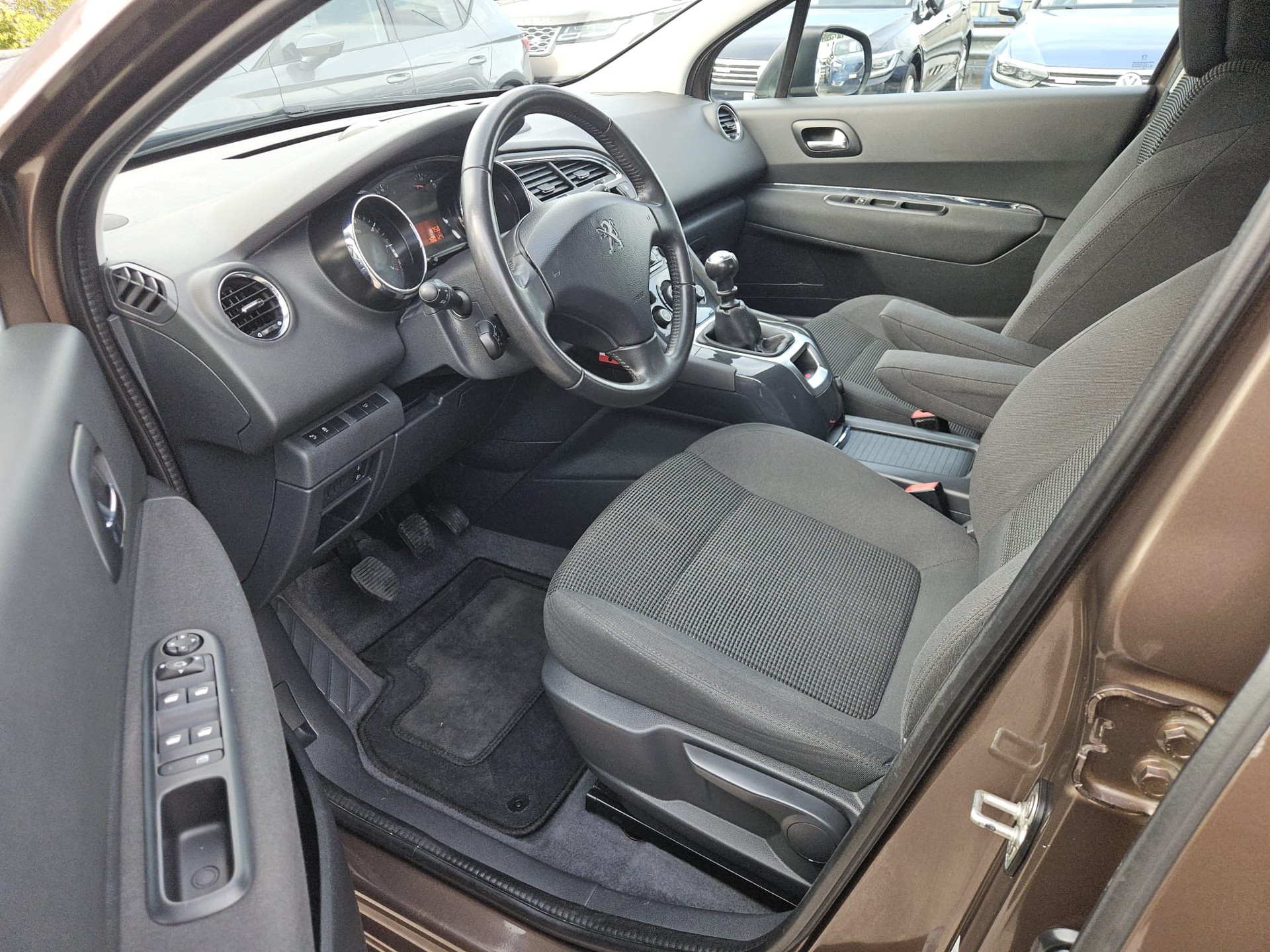 PEUGEOT 5008 1.2 Pure Tech Active-image-9