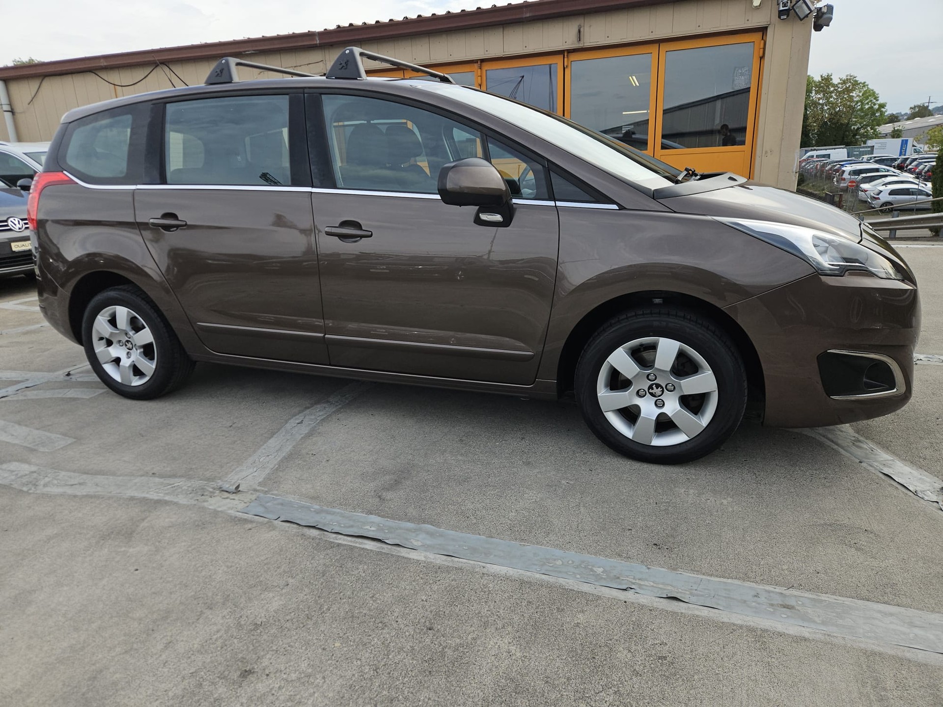 PEUGEOT 5008 1.2 Pure Tech Active-image-4
