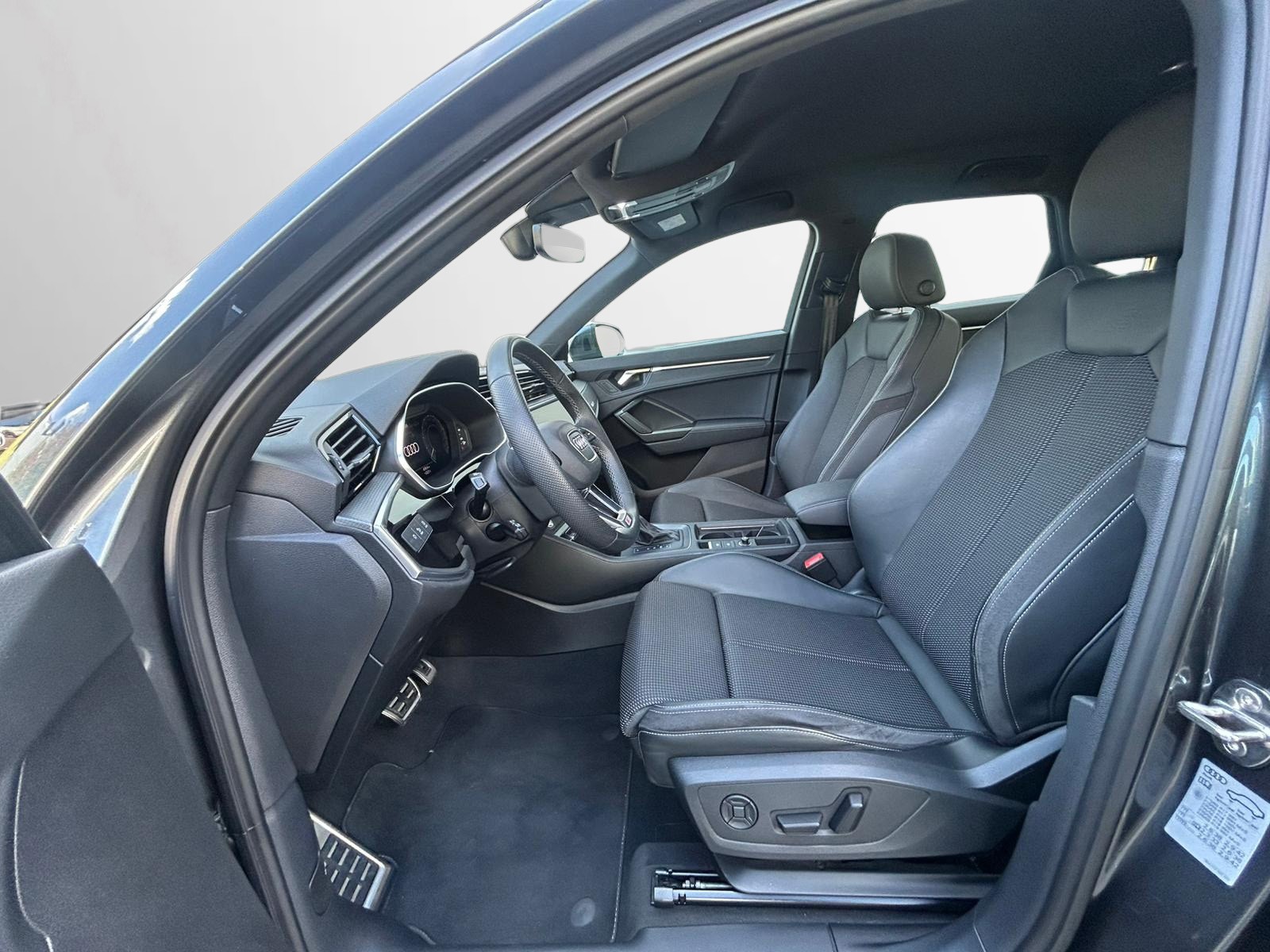 AUDI Q3 45 TFSI e S line S-tronic-image-4