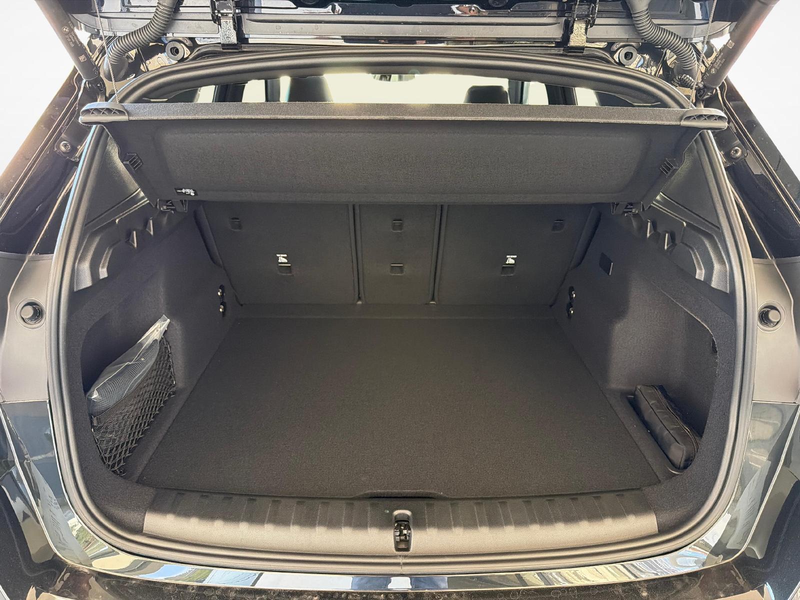 BMW iX1 30 xDrive-image-11