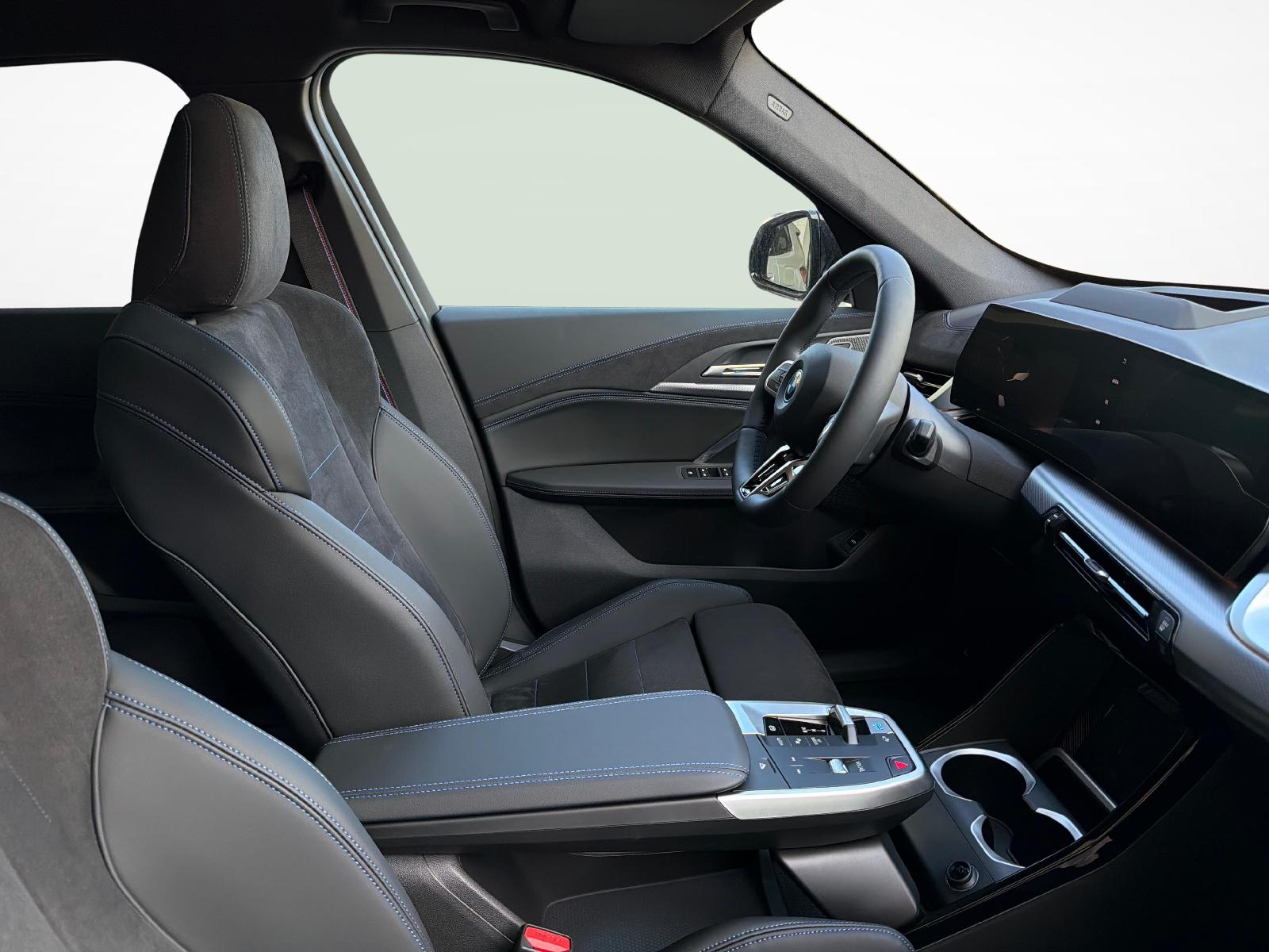 BMW iX1 30 xDrive-image-9