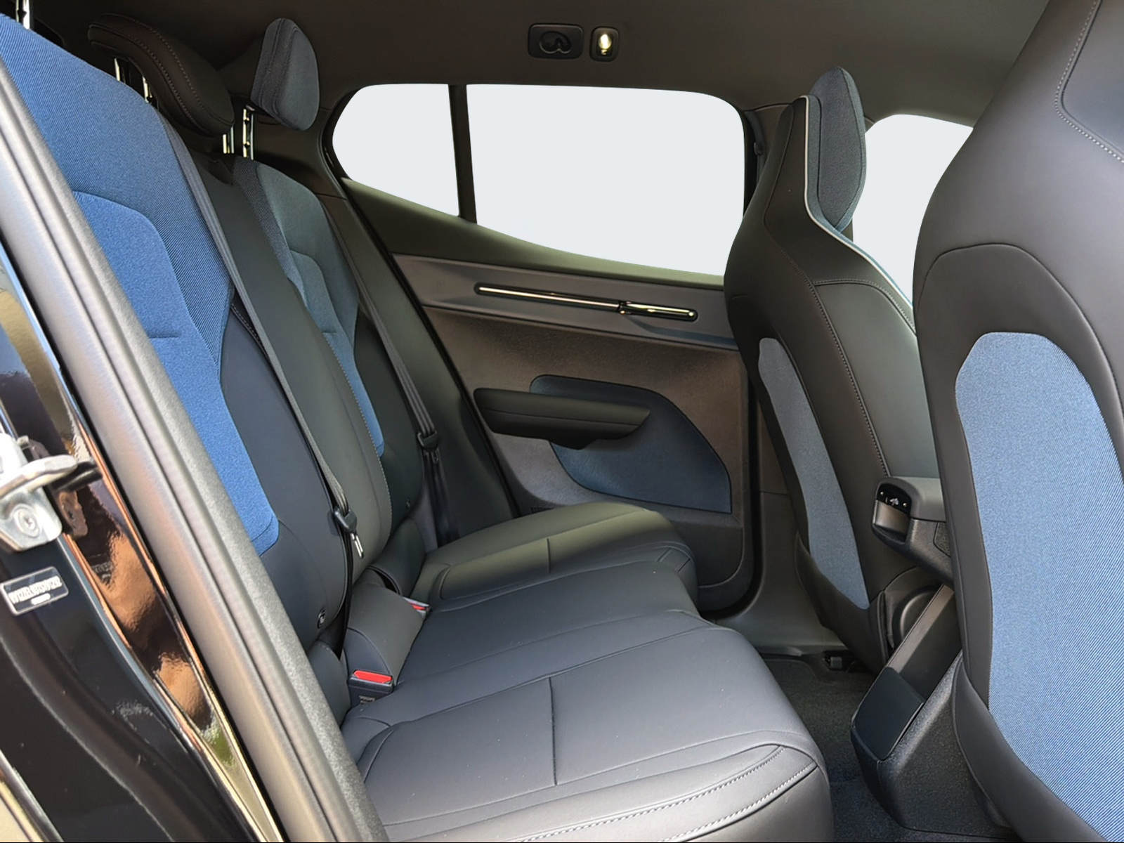 VOLVO EX30 E60 Plus Swiss Black Edition-image-12