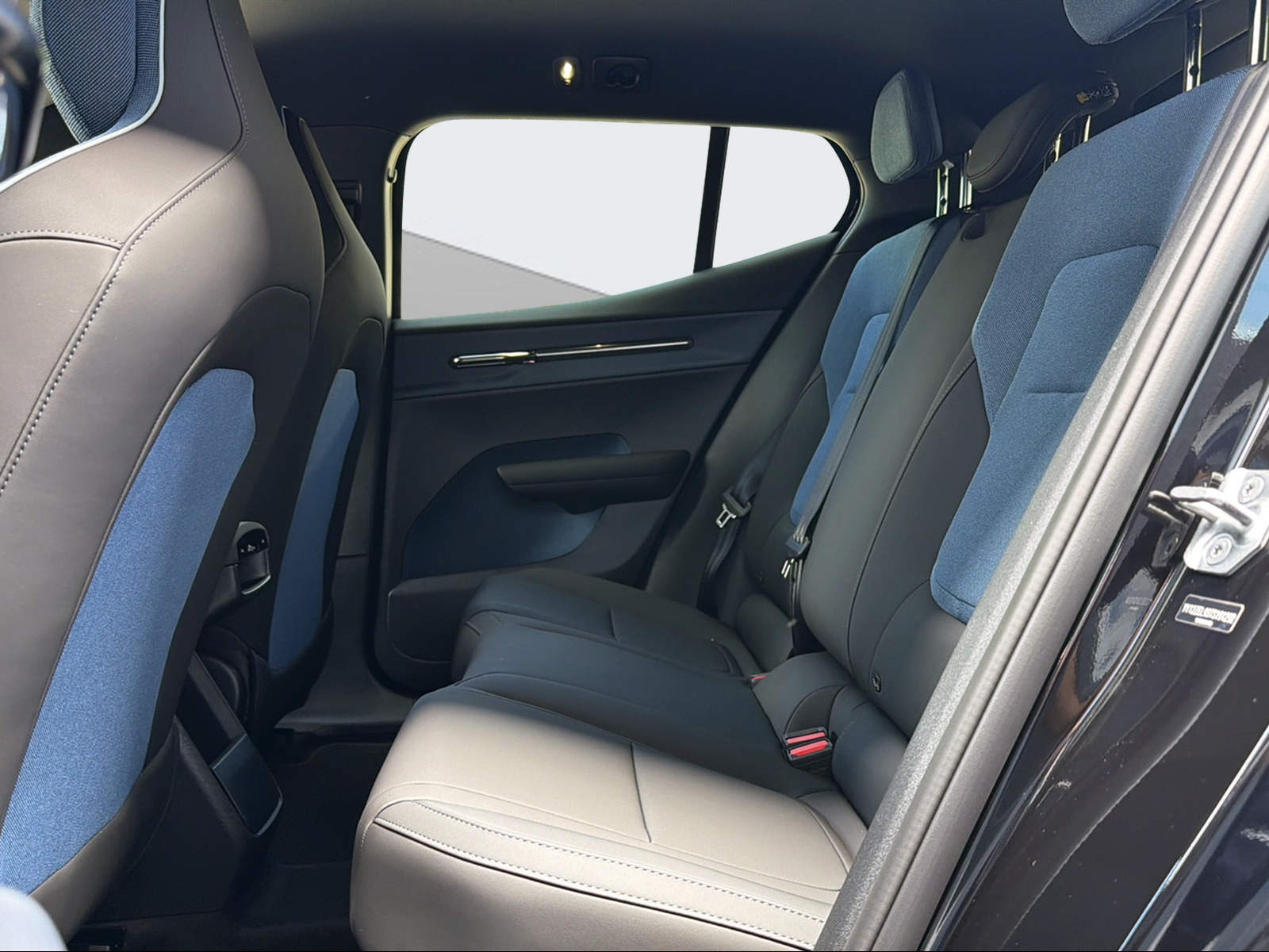 VOLVO EX30 E60 Plus Swiss Black Edition-image-11