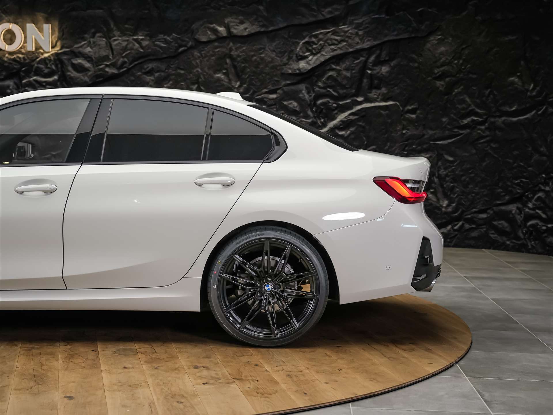 BMW 320i xDrive Steptronic M Sport *Facelift*20" Felgen*Werksgarantie*Head-Up*Assistenten*-image-17