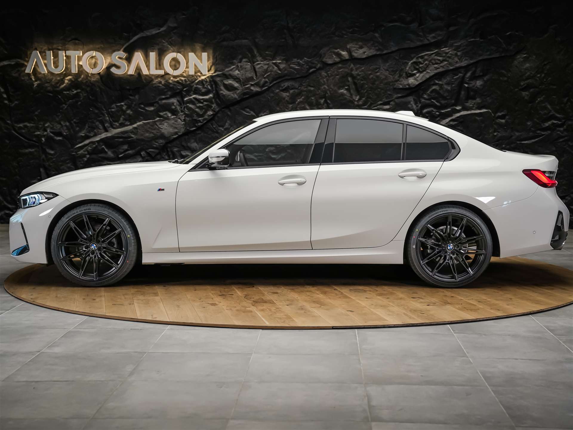 BMW 320i xDrive Steptronic M Sport *Facelift*20" Felgen*Werksgarantie*Head-Up*Assistenten*-showroom-element-1