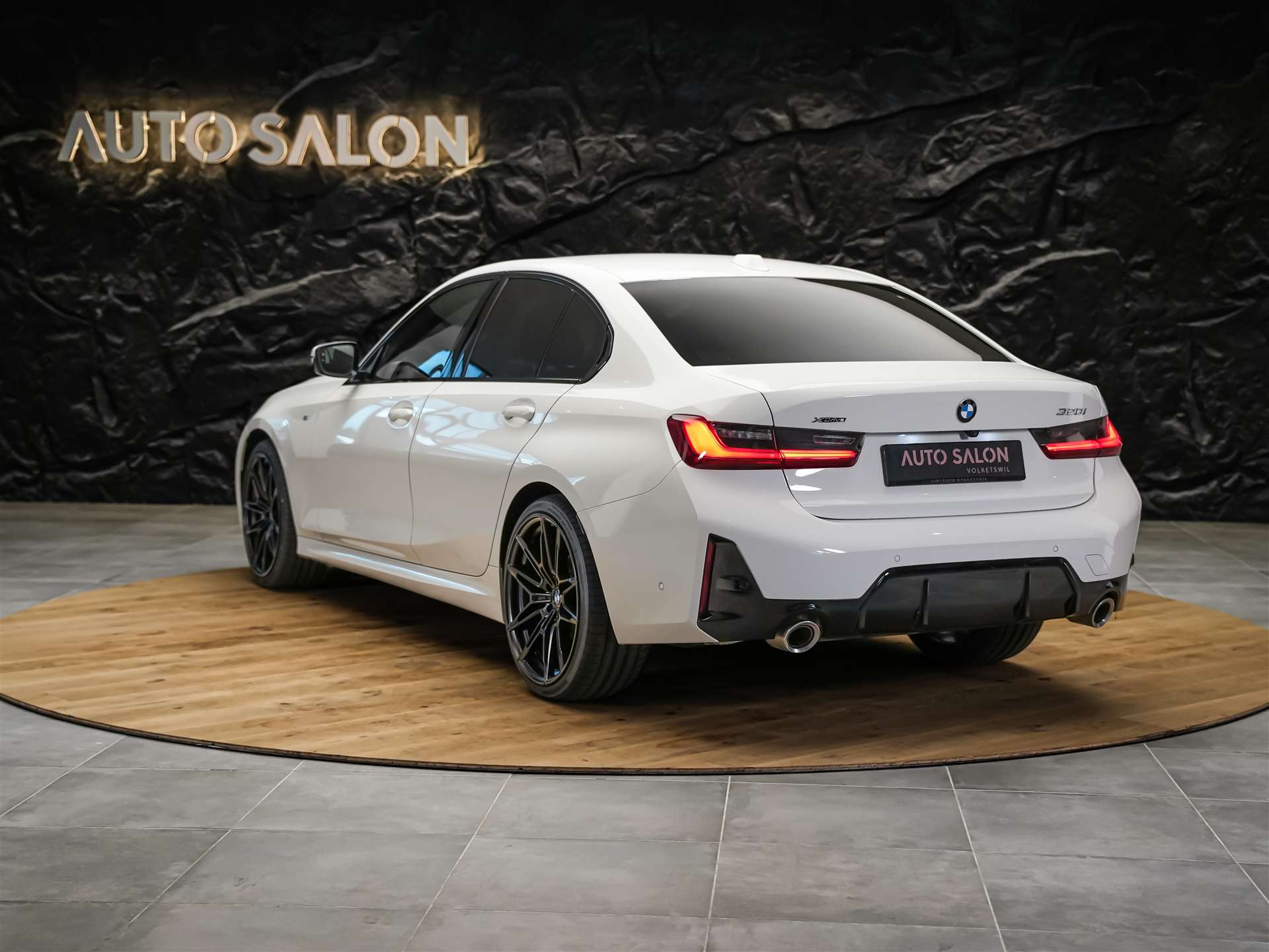 BMW 320i xDrive Steptronic M Sport *Facelift*20" Felgen*Werksgarantie*Head-Up*Assistenten*-showroom-element-2