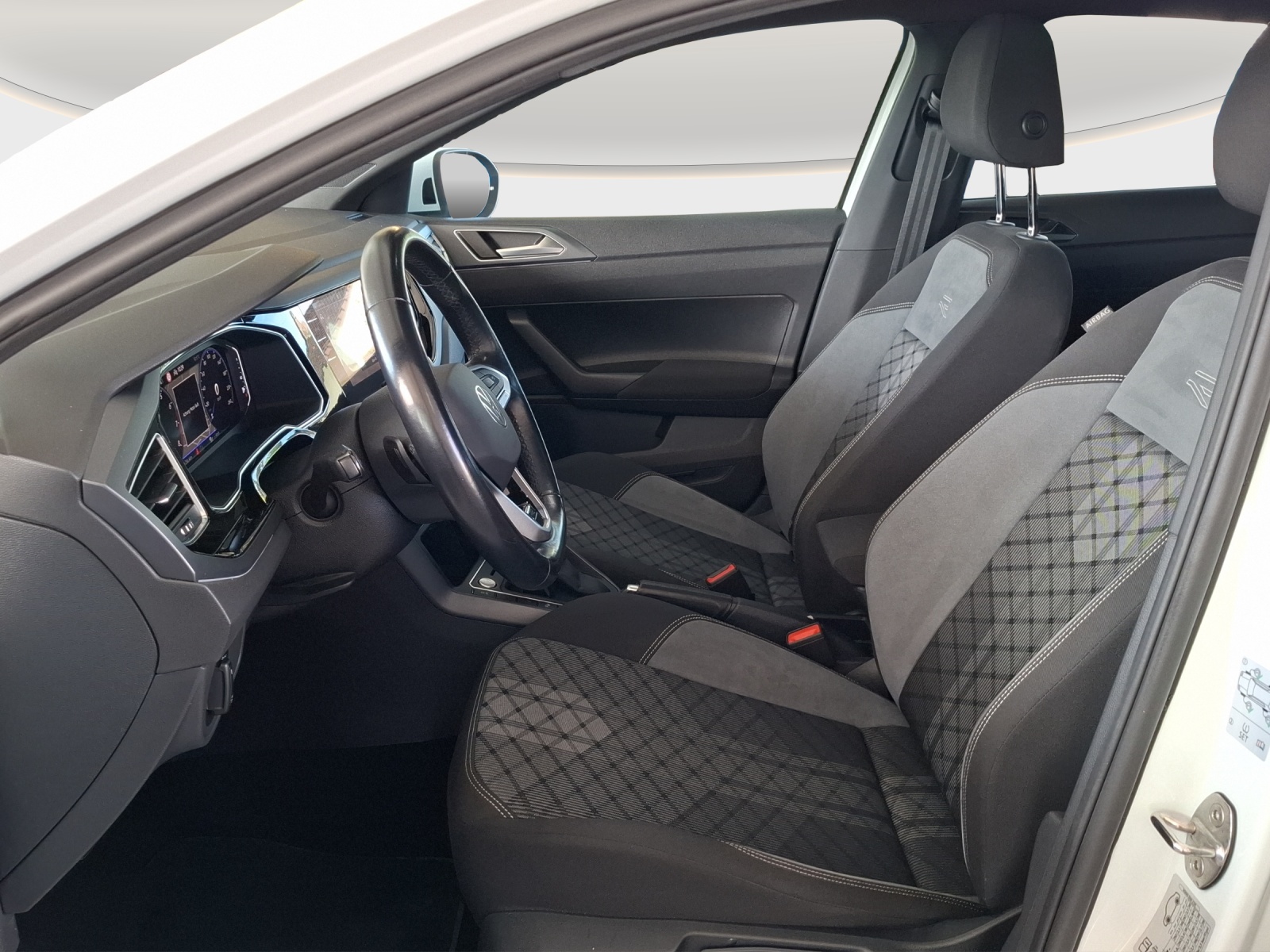 VW Taigo 1.5 TSI R-Line DSG // Panorama // 1.Hand-image-8