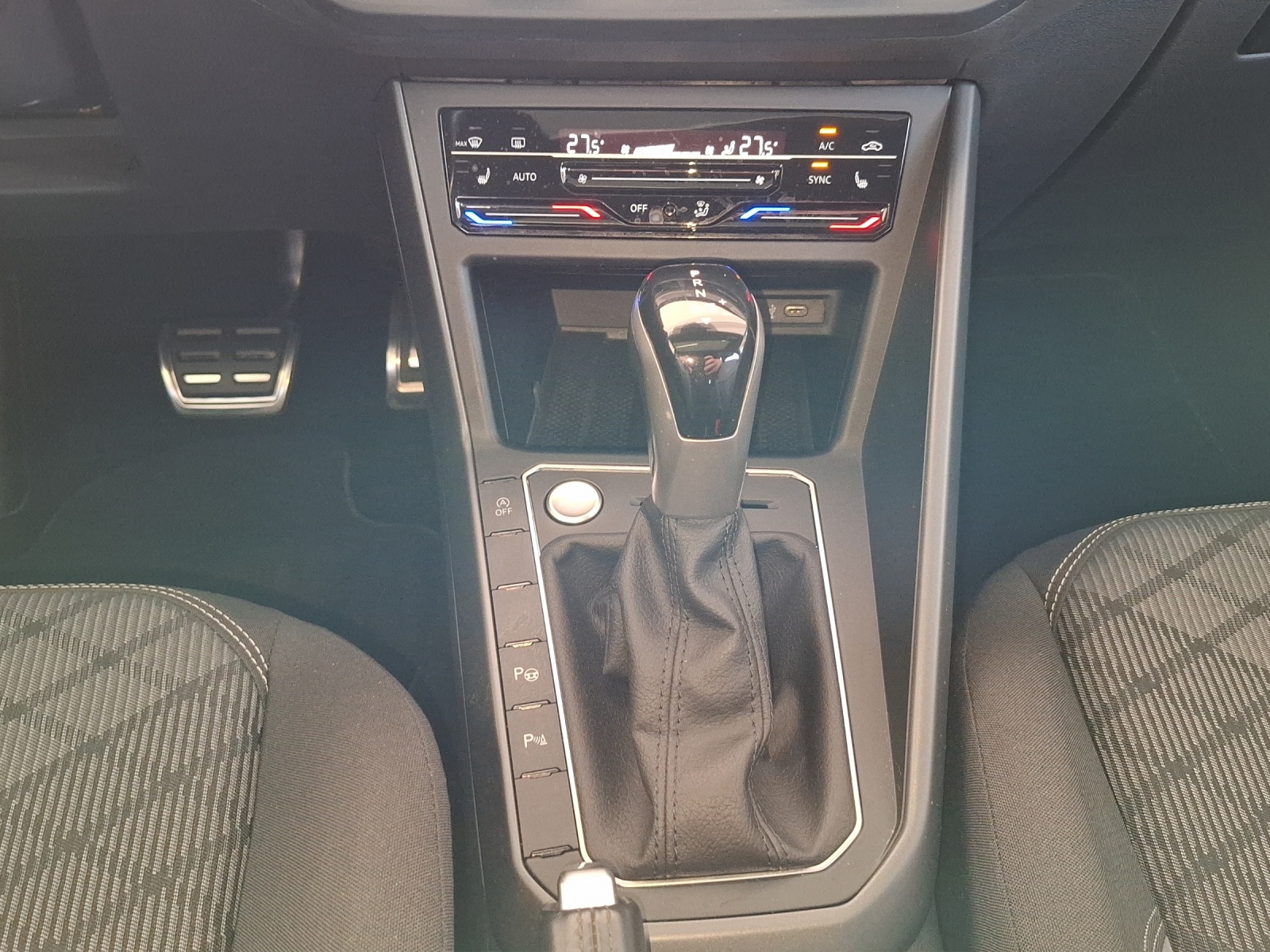 VW Taigo 1.5 TSI R-Line DSG // Panorama // 1.Hand-image-12