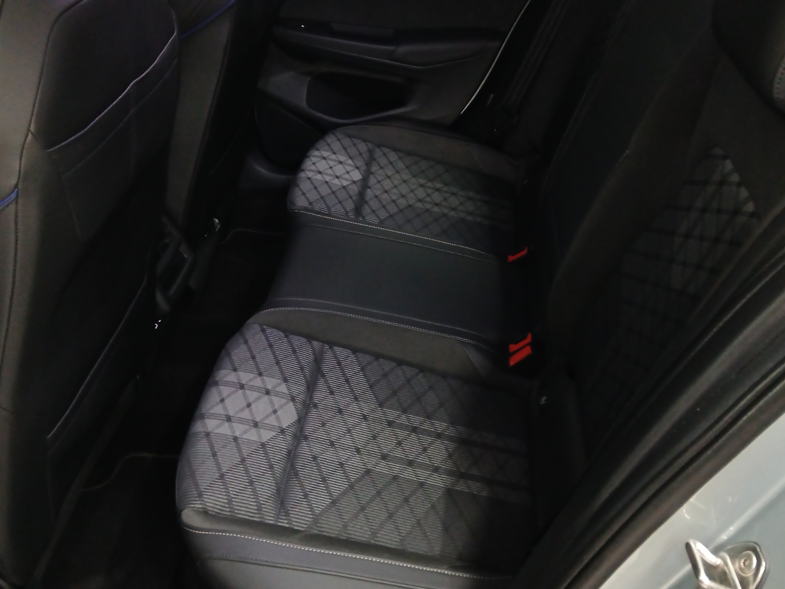 VW Golf 2.0 TSI R-Line DSG 4 Motion-image-11