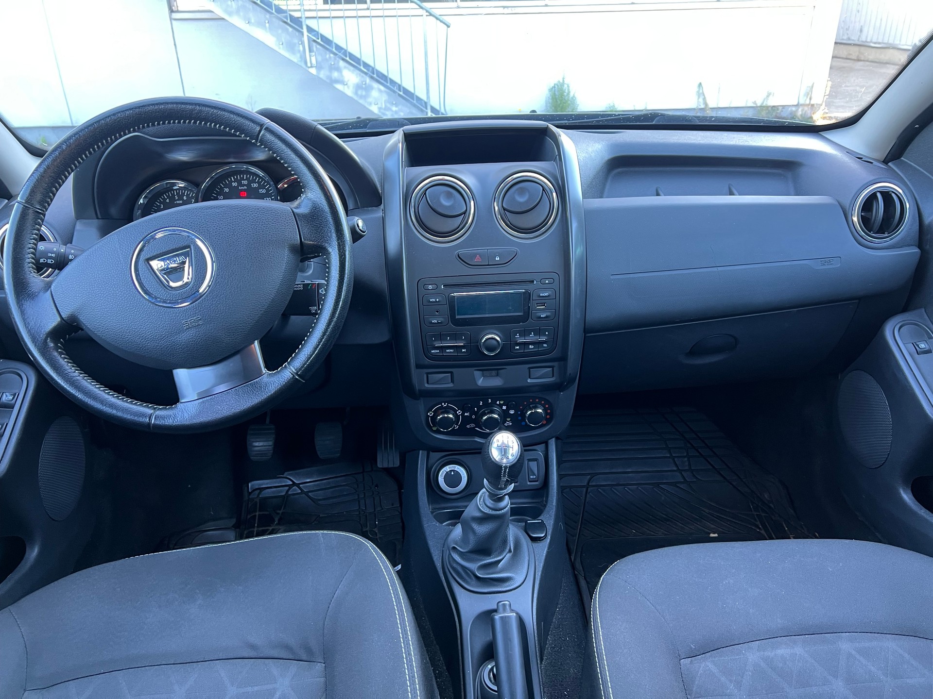 DACIA Duster 1.5 dCi Lauréate 4x4-image-13
