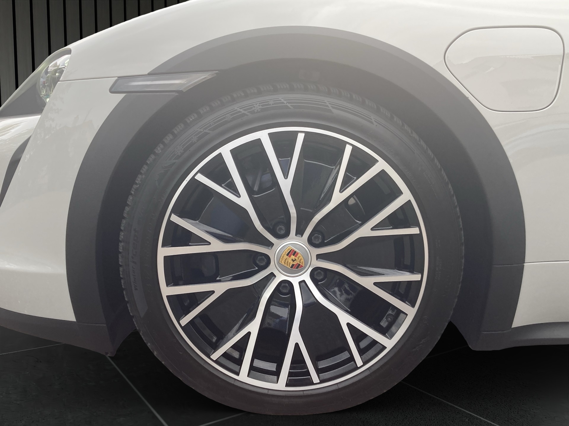 PORSCHE Taycan 4 Cross Turismo-image-8
