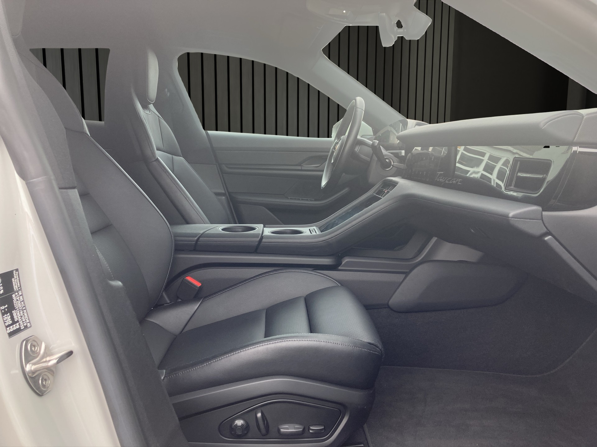 PORSCHE Taycan 4 Cross Turismo-image-16