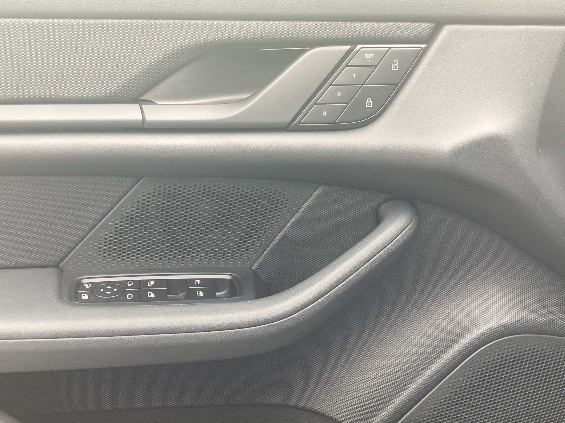 PORSCHE Taycan 4 Cross Turismo-image-11