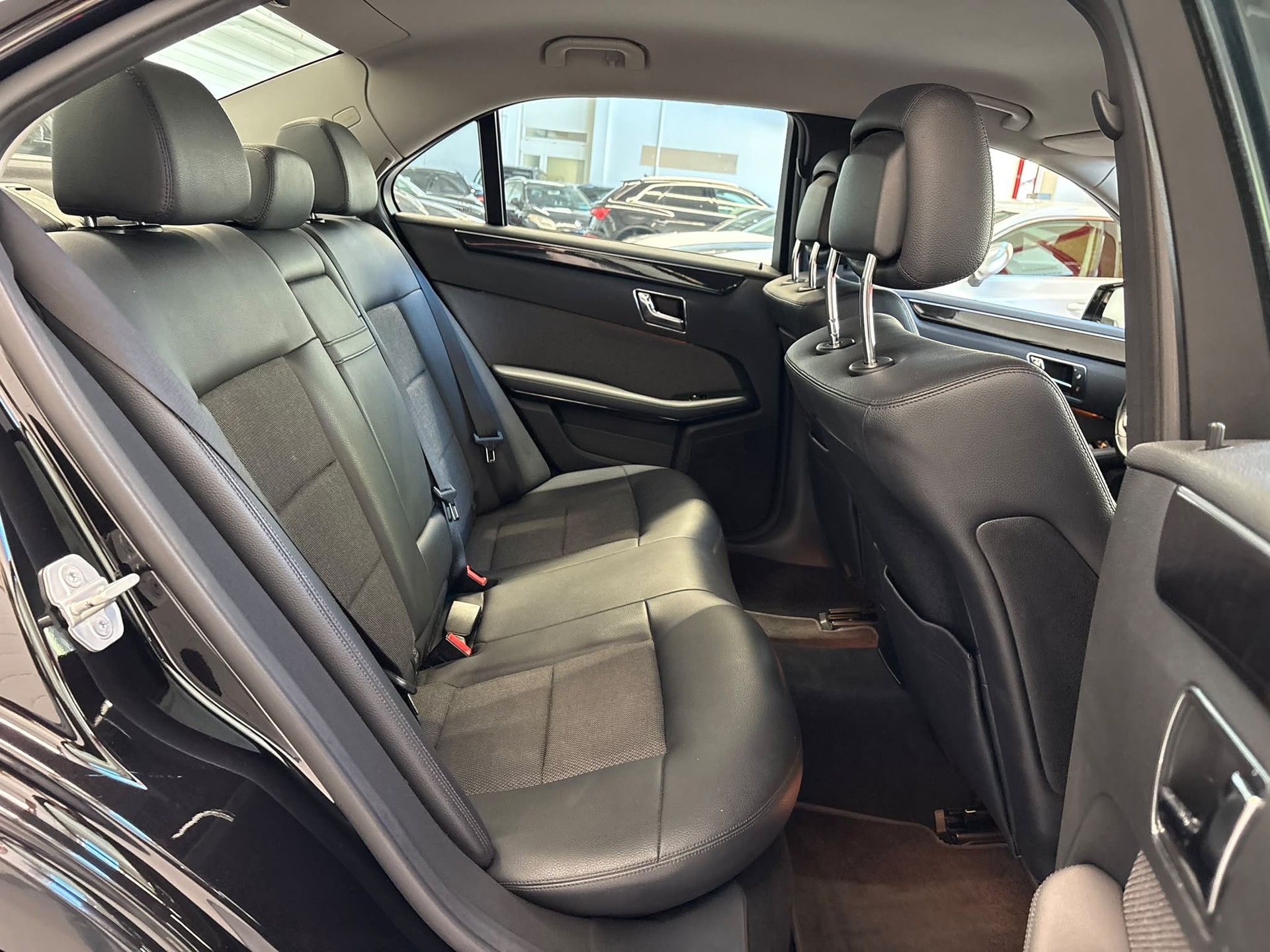 MERCEDES-BENZ E 250 CDI BlueEfficiency Avantgarde Automatic-image-6