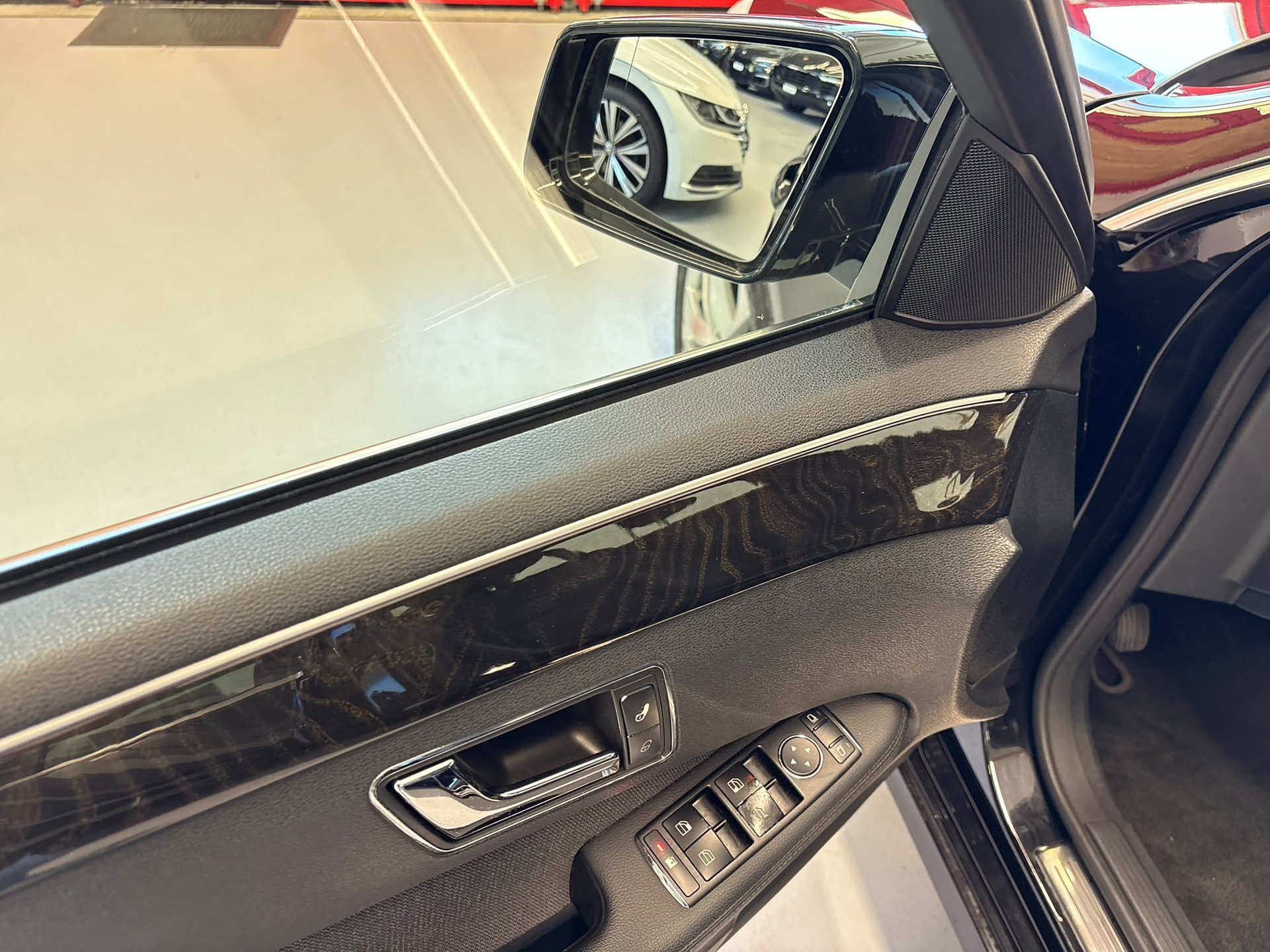 MERCEDES-BENZ E 250 CDI BlueEfficiency Avantgarde Automatic-image-10