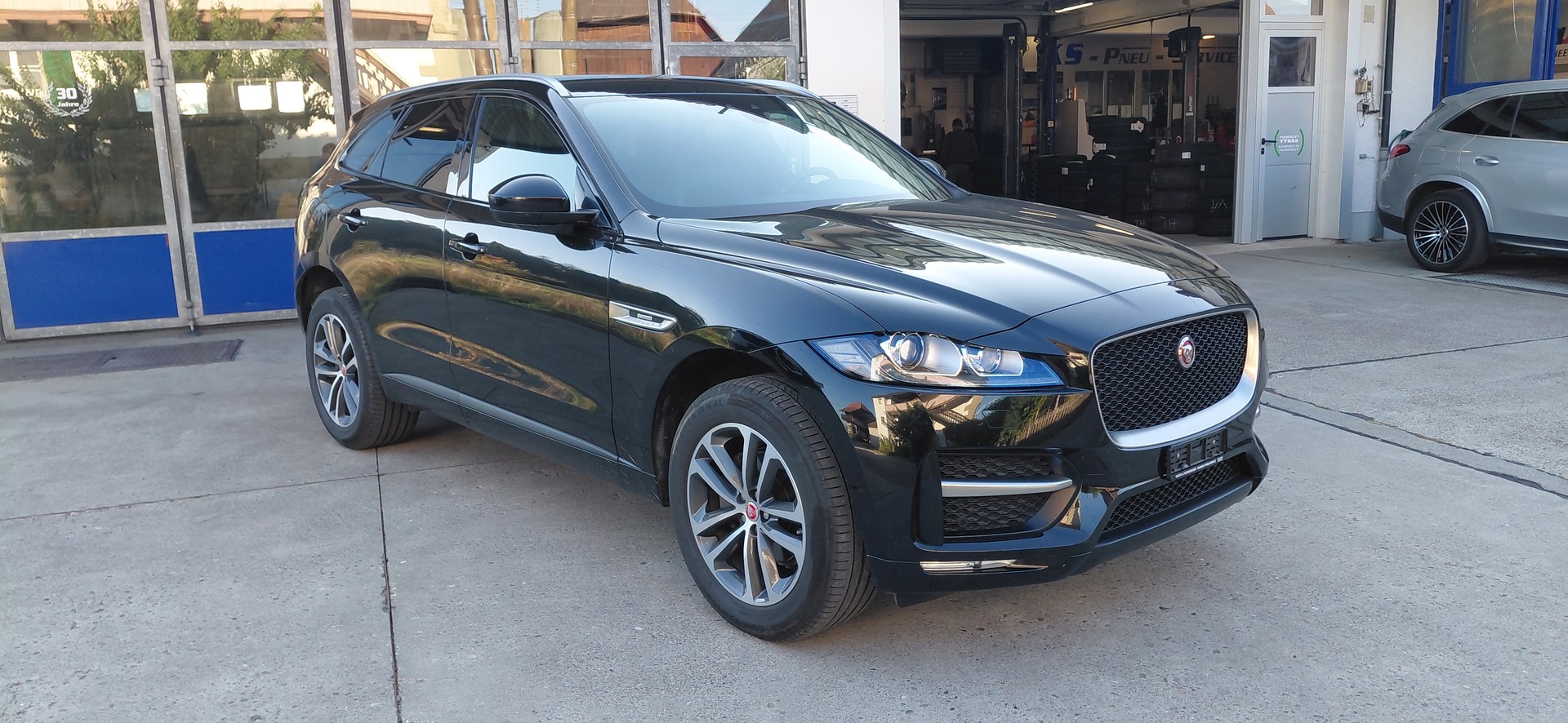 JAGUAR F-Pace 2.0d R-Sport 90YRS Celebration Edition AWD-image-5