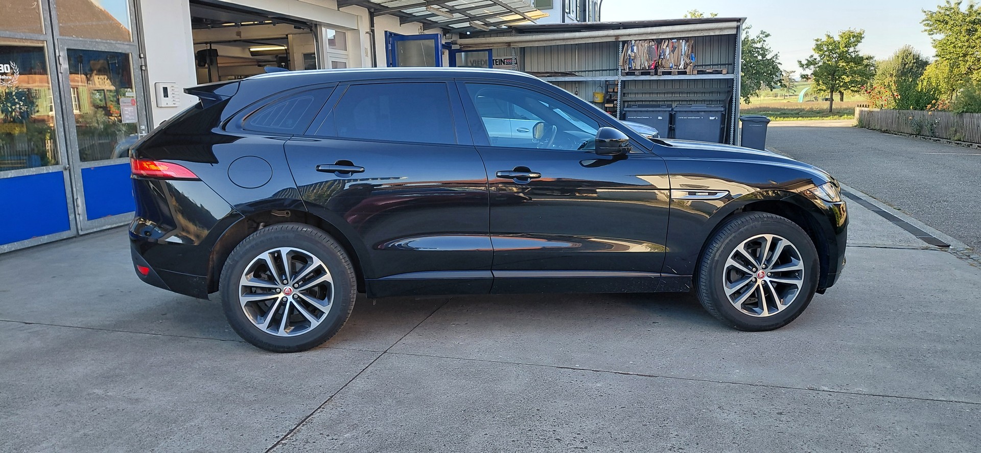 JAGUAR F-Pace 2.0d R-Sport 90YRS Celebration Edition AWD-image-4