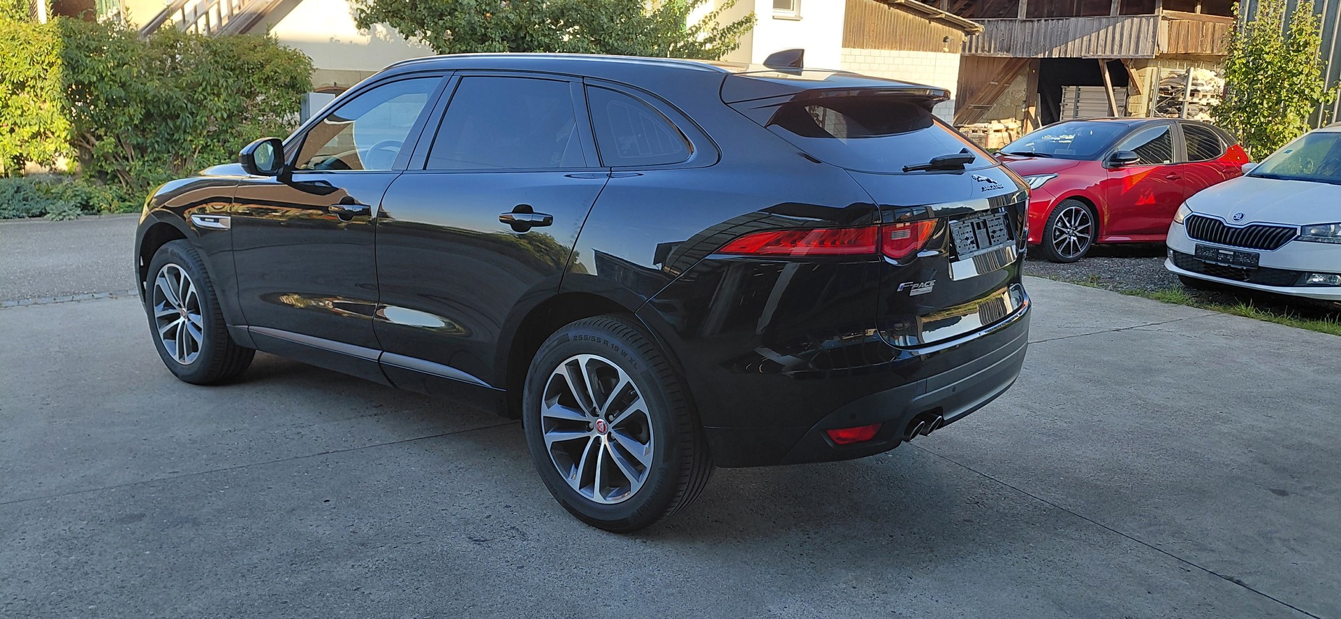 JAGUAR F-Pace 2.0d R-Sport 90YRS Celebration Edition AWD-image-2