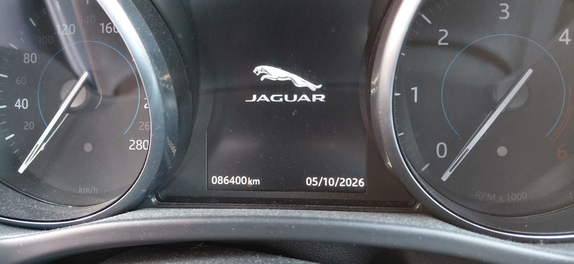 JAGUAR F-Pace 2.0d R-Sport 90YRS Celebration Edition AWD-image-9