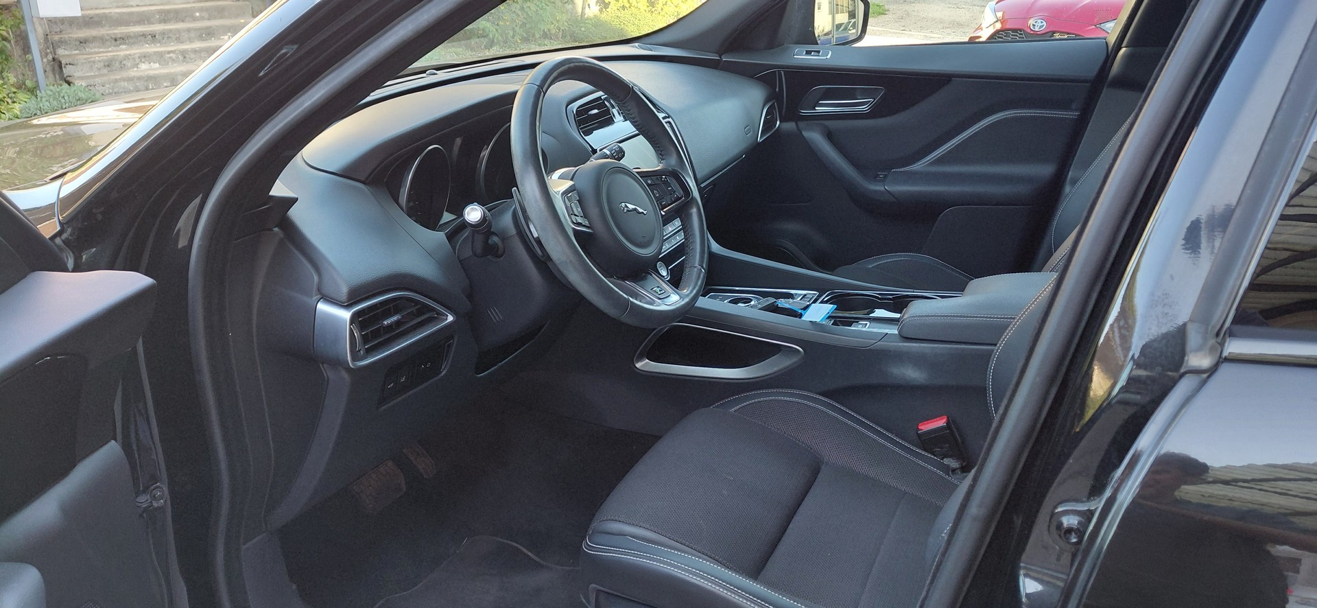 JAGUAR F-Pace 2.0d R-Sport 90YRS Celebration Edition AWD-image-6