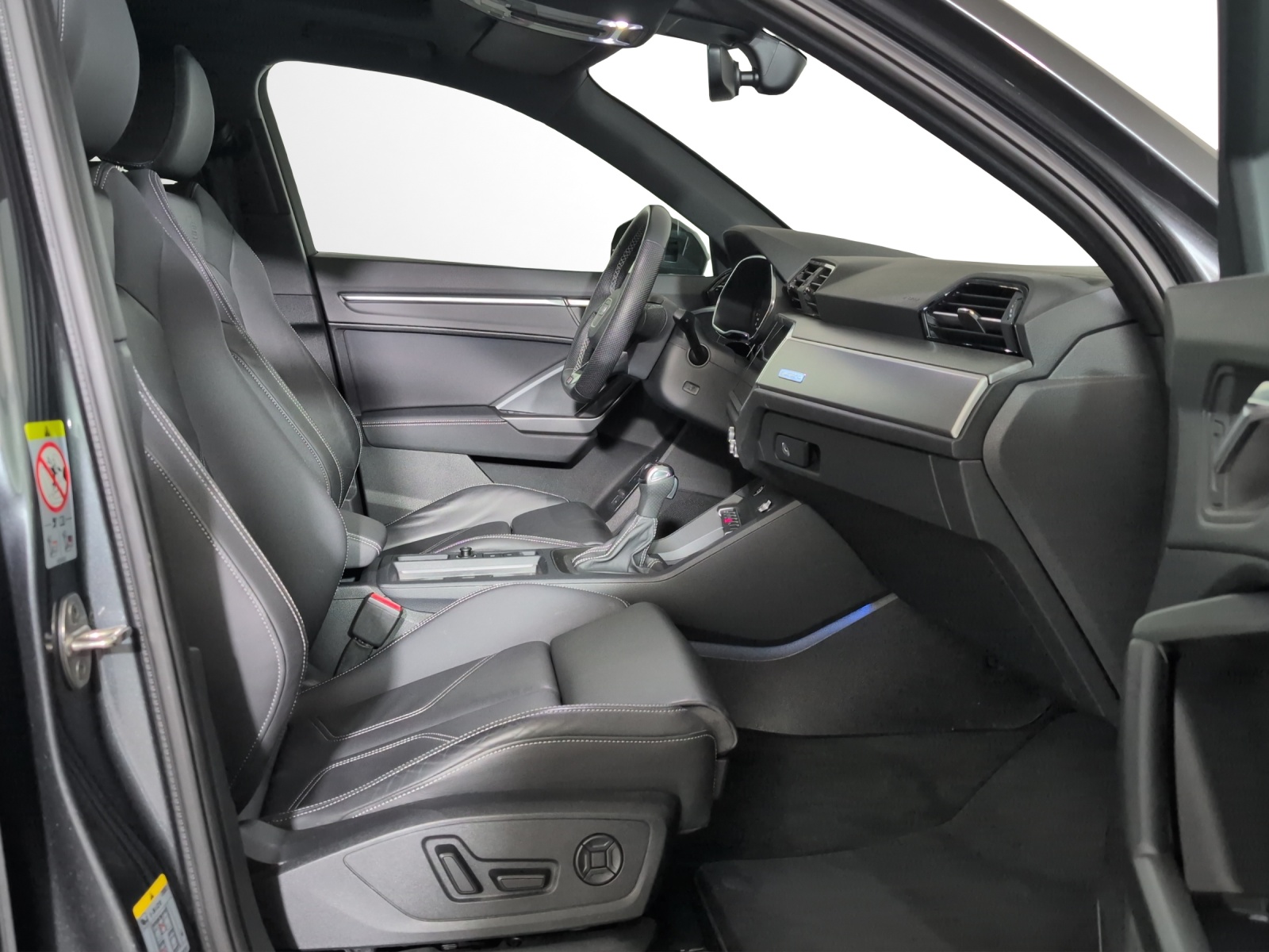 AUDI Q3 45 TFSI S line quattro S-tronic-image-6