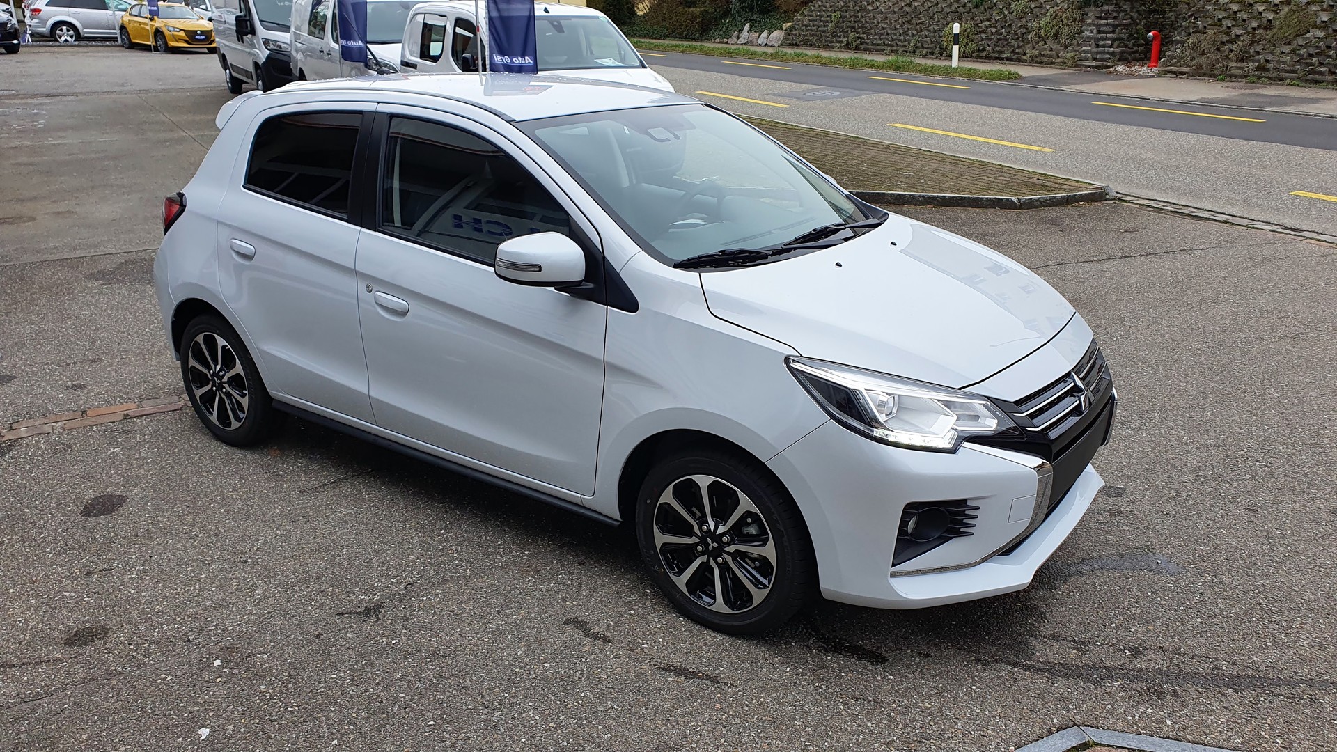 MITSUBISHI Space Star 1.2 CVT Diamond KMU Helvetia-image-3