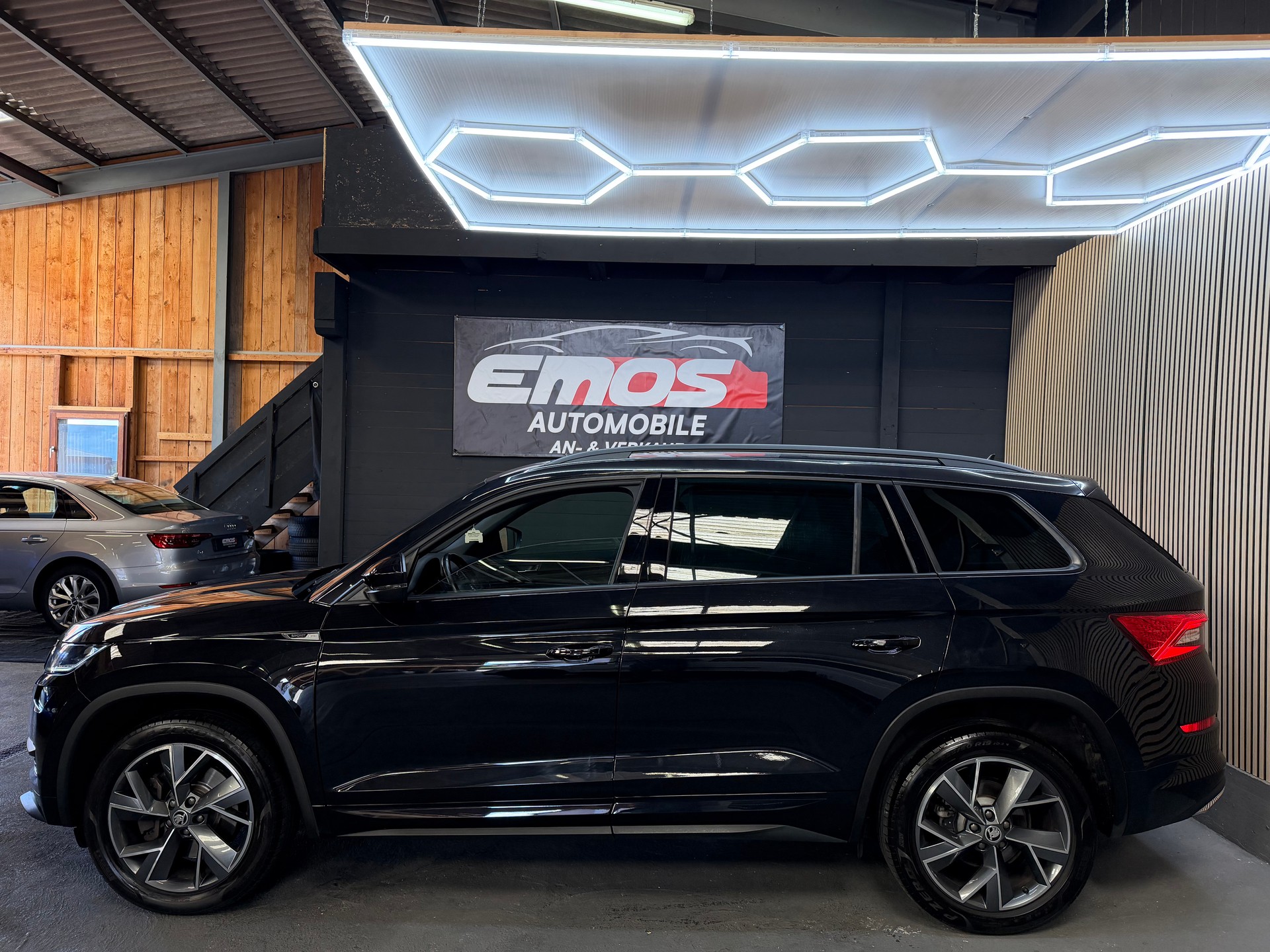 SKODA Kodiaq 2.0 TDI CR Sport Line 4x4 DSG * 7 Plätze *-image-3