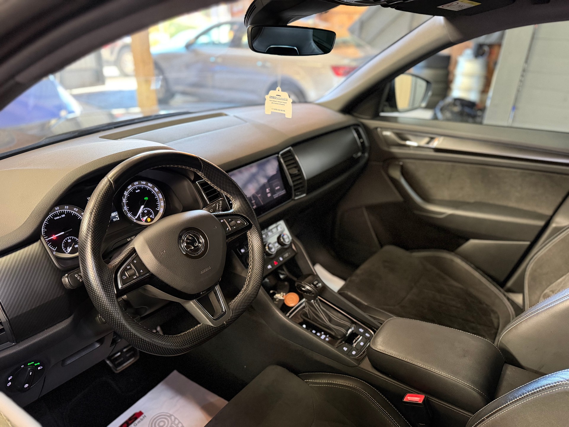 SKODA Kodiaq 2.0 TDI CR Sport Line 4x4 DSG * 7 Plätze *-image-9
