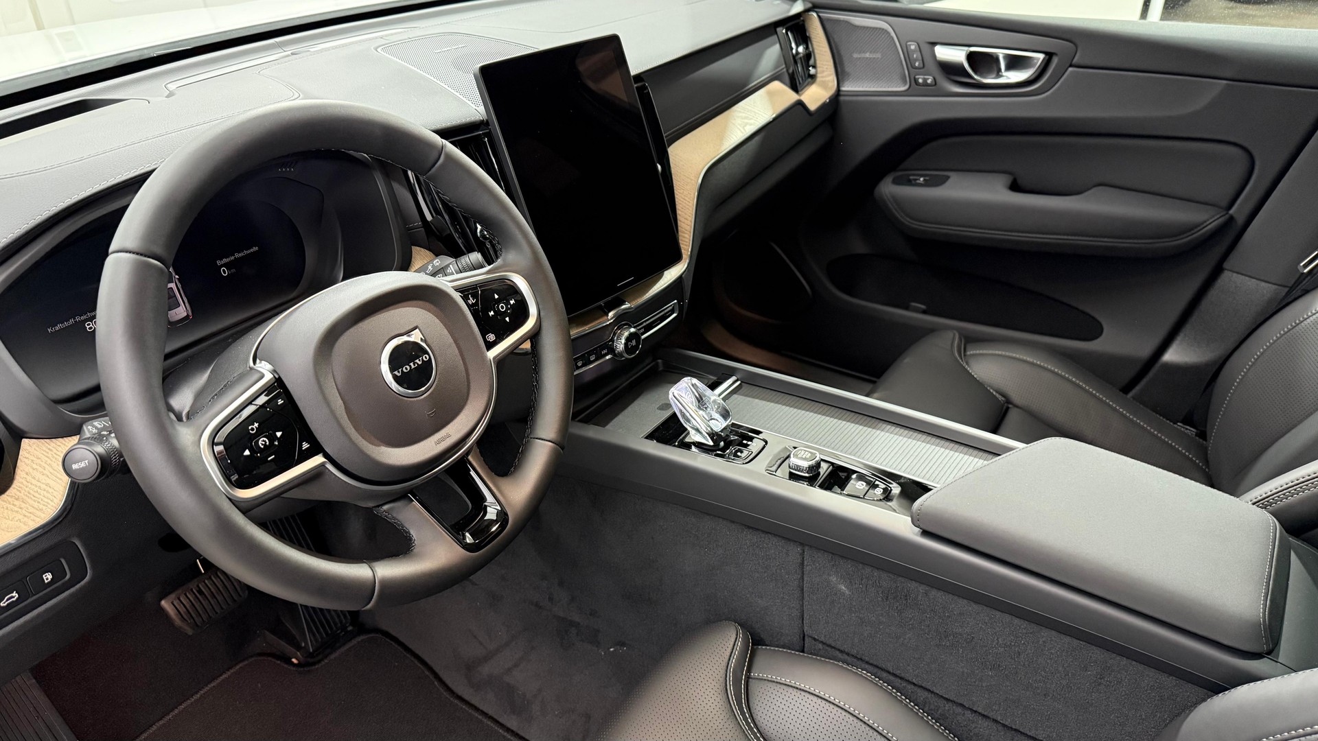 VOLVO XC60 2.0 T6 TE Ultra Dark eAWD-image-3