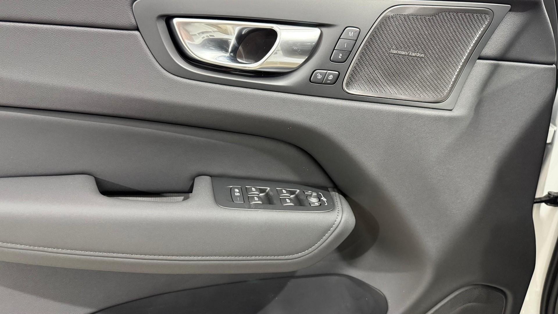 VOLVO XC60 2.0 T6 TE Ultra Dark eAWD-image-10