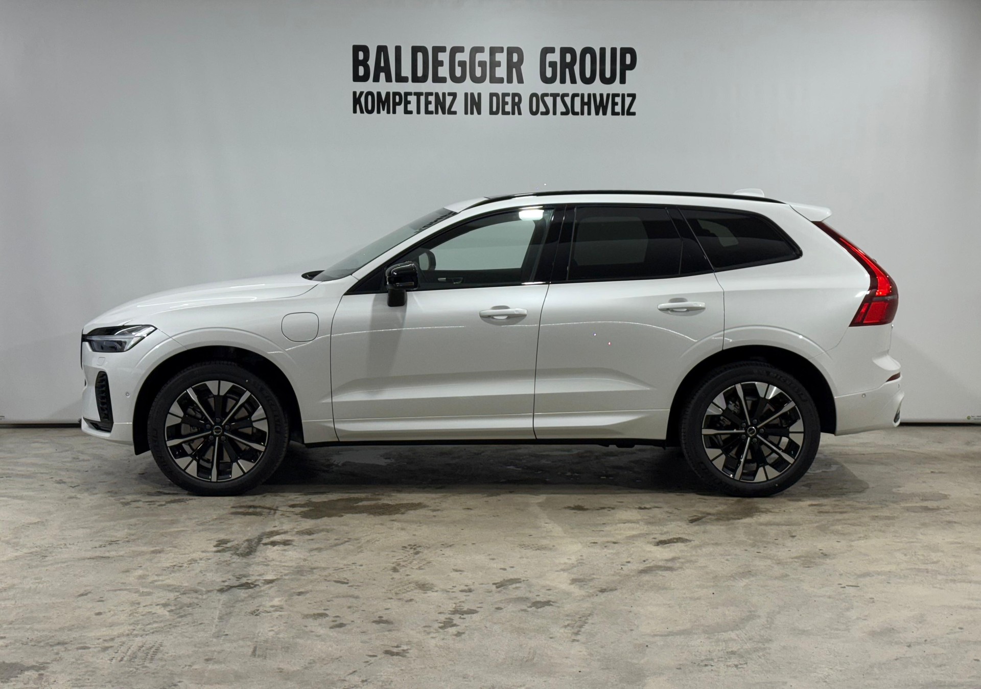 VOLVO XC60 2.0 T6 TE Ultra Dark eAWD-image-1