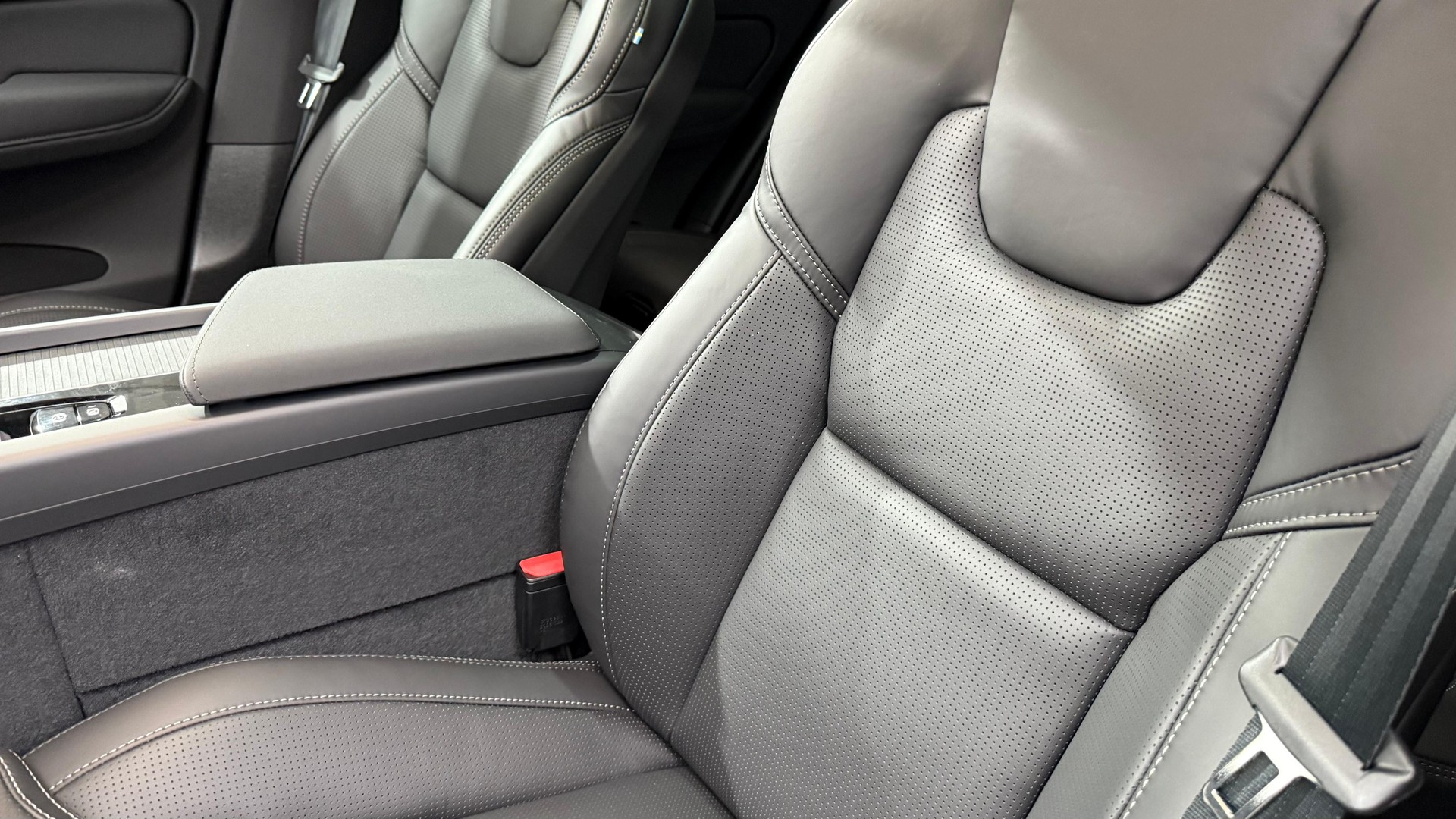 VOLVO XC60 2.0 T6 TE Ultra Dark eAWD-image-13