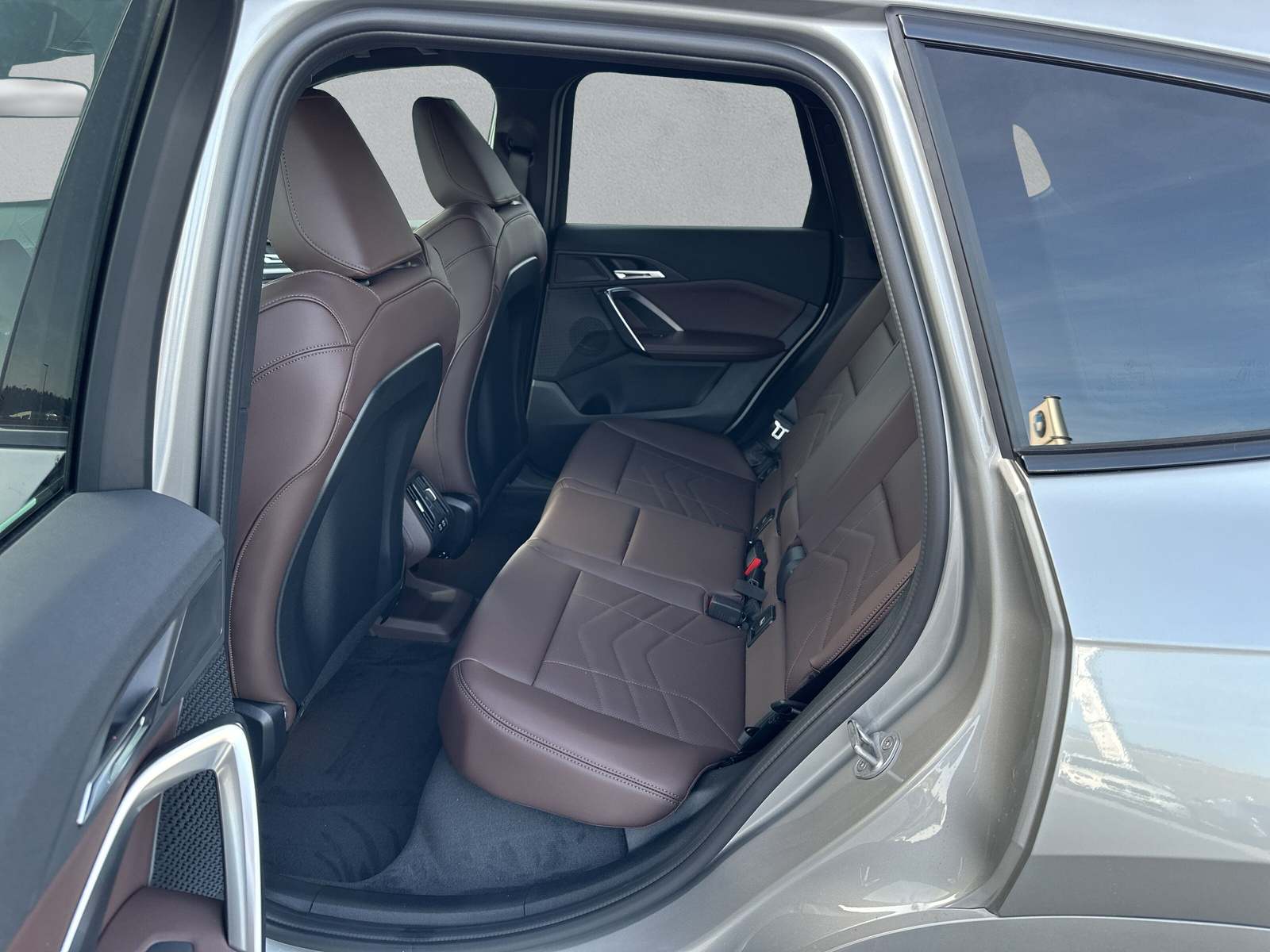 BMW iX1 eDrive 20 M Sport-image-12