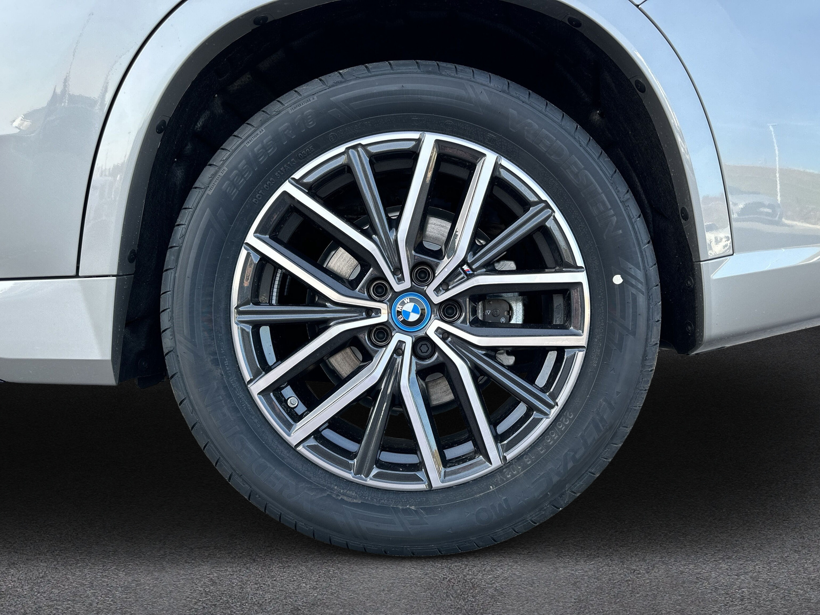 BMW iX1 eDrive 20 M Sport-image-8
