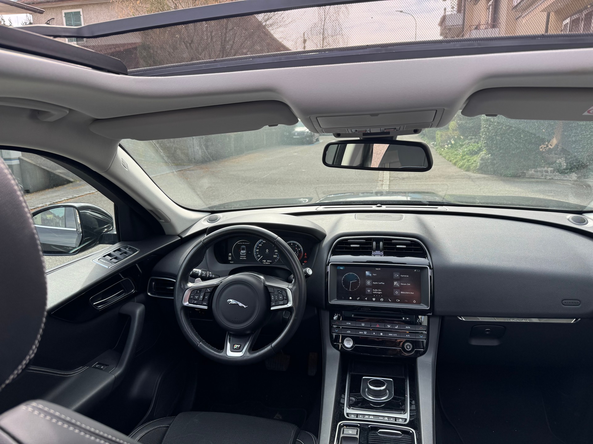 JAGUAR F-Pace 25t 2.0 R-Sport AWD Automatik-image-2