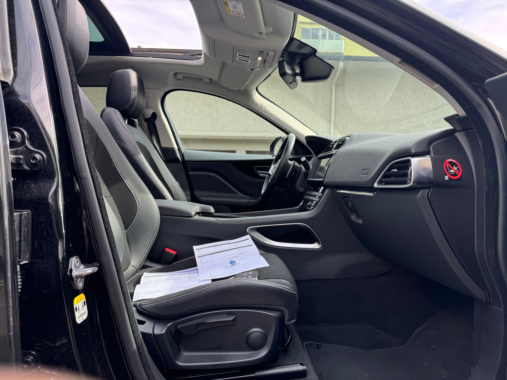 JAGUAR F-Pace 25t 2.0 R-Sport AWD Automatik-image-8
