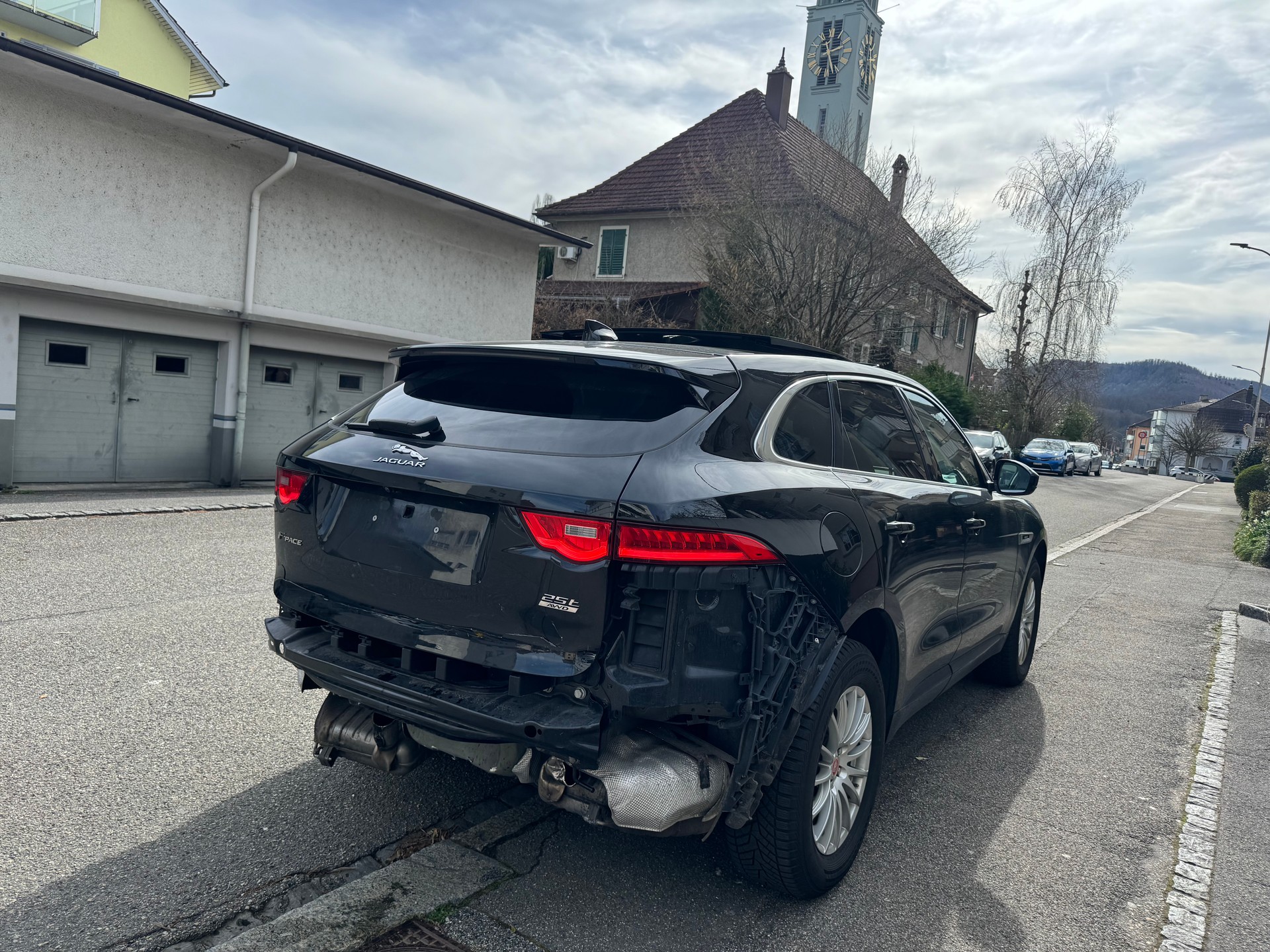 JAGUAR F-Pace 25t 2.0 R-Sport AWD Automatik-image-4